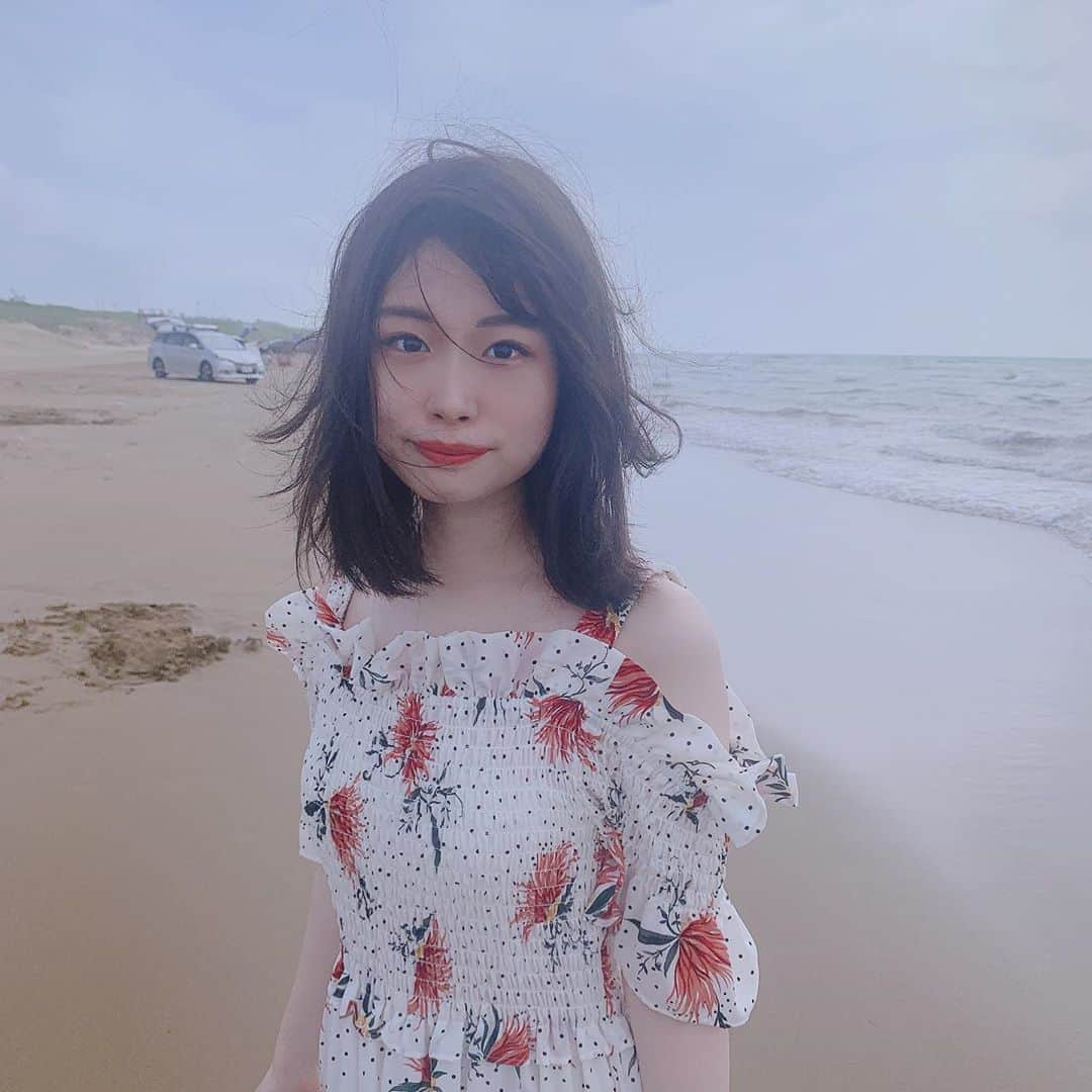 中村菫さんのインスタグラム写真 - (中村菫Instagram)「地元石川県の千里浜海岸に行った時の写真を🏖 最初は風が強く曇り空だったのですが...... 晴れてくれました！🔅 そしてなんとこの砂浜は日本で唯一、車が走行できるんです😳 免許取りたてほやほやドライバー、ここで練習しました☺️ Twitterに載せきれなかった写真も載せたのでスワイプしてね💫  今日から毎日投票できます！ (プロフィールにURL貼ってあります) ポチッと日課にして下さると嬉しいです🥰よろしくお願いします🌼  #ミス医科歯科 #ミスコン #ミスコレ #東京医科歯科大学 #海 #千里浜なぎさドライブウェイ」9月5日 17時58分 - misstmdu20_02