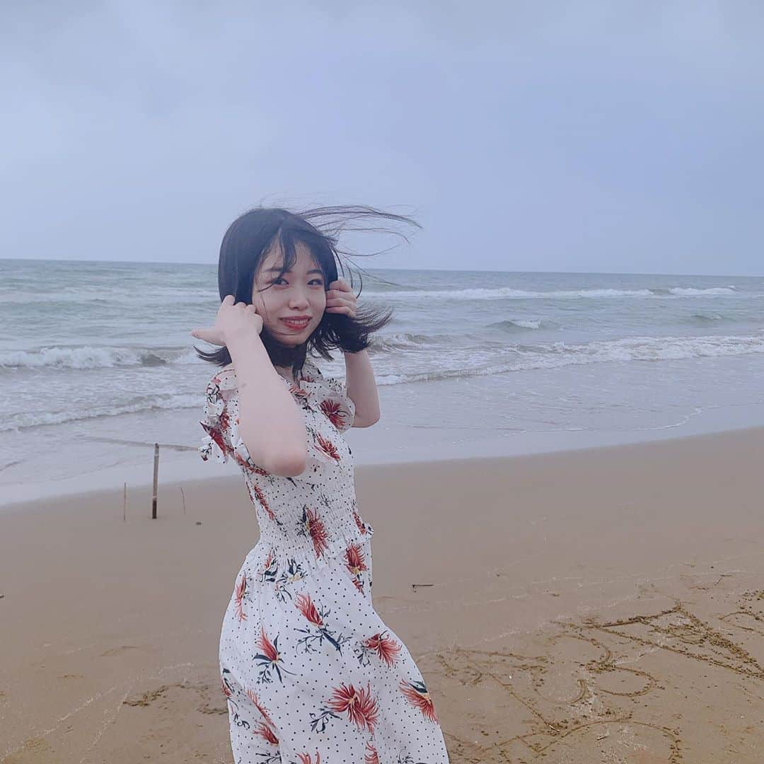 中村菫さんのインスタグラム写真 - (中村菫Instagram)「地元石川県の千里浜海岸に行った時の写真を🏖 最初は風が強く曇り空だったのですが...... 晴れてくれました！🔅 そしてなんとこの砂浜は日本で唯一、車が走行できるんです😳 免許取りたてほやほやドライバー、ここで練習しました☺️ Twitterに載せきれなかった写真も載せたのでスワイプしてね💫  今日から毎日投票できます！ (プロフィールにURL貼ってあります) ポチッと日課にして下さると嬉しいです🥰よろしくお願いします🌼  #ミス医科歯科 #ミスコン #ミスコレ #東京医科歯科大学 #海 #千里浜なぎさドライブウェイ」9月5日 17時58分 - misstmdu20_02