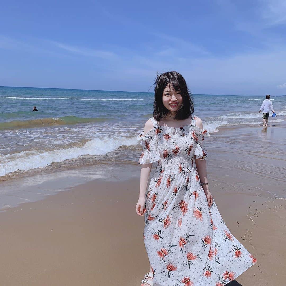 中村菫さんのインスタグラム写真 - (中村菫Instagram)「地元石川県の千里浜海岸に行った時の写真を🏖 最初は風が強く曇り空だったのですが...... 晴れてくれました！🔅 そしてなんとこの砂浜は日本で唯一、車が走行できるんです😳 免許取りたてほやほやドライバー、ここで練習しました☺️ Twitterに載せきれなかった写真も載せたのでスワイプしてね💫  今日から毎日投票できます！ (プロフィールにURL貼ってあります) ポチッと日課にして下さると嬉しいです🥰よろしくお願いします🌼  #ミス医科歯科 #ミスコン #ミスコレ #東京医科歯科大学 #海 #千里浜なぎさドライブウェイ」9月5日 17時58分 - misstmdu20_02