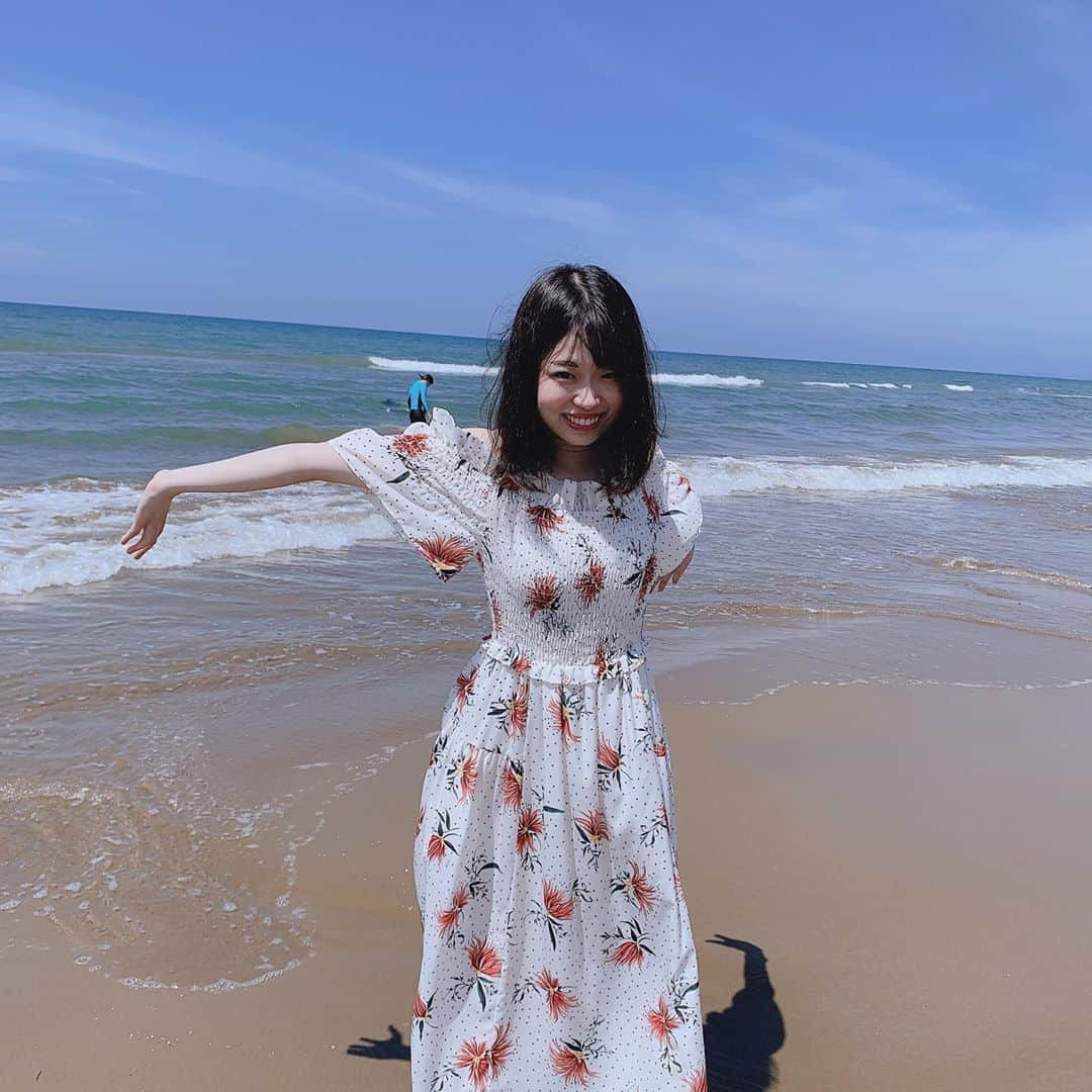 中村菫さんのインスタグラム写真 - (中村菫Instagram)「地元石川県の千里浜海岸に行った時の写真を🏖 最初は風が強く曇り空だったのですが...... 晴れてくれました！🔅 そしてなんとこの砂浜は日本で唯一、車が走行できるんです😳 免許取りたてほやほやドライバー、ここで練習しました☺️ Twitterに載せきれなかった写真も載せたのでスワイプしてね💫  今日から毎日投票できます！ (プロフィールにURL貼ってあります) ポチッと日課にして下さると嬉しいです🥰よろしくお願いします🌼  #ミス医科歯科 #ミスコン #ミスコレ #東京医科歯科大学 #海 #千里浜なぎさドライブウェイ」9月5日 17時58分 - misstmdu20_02