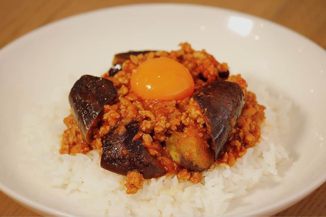 川島章良のインスタグラム：「. . . 今回作ったのは『無水のナスのキーマカレー』です。  無水なので水なしでフライパン一つでできてしまいますよ。  暑い夏はらやはりスパイシーなルー選んでもいいですねー。  お子さんいたら甘口のルーでもいいですね。  ・豚ひき肉　200g ・ナス　2個 ・たまねぎ　1/4個 ・ご飯　 ・カレールウ　1個 ・トマト缶　1/2 ・だしパック　1パック ・ウスターソース　大さじ1 ・にんにく、しょうがチューブ　小さじ1  作り方はYouTubeのかわだしクッキングを観て下さい  #だしパックダイエット  #かわだしクッキング  #キーマカレー #だしパック #フライパン一つ #無水カレー  #だしパック料理研究家」