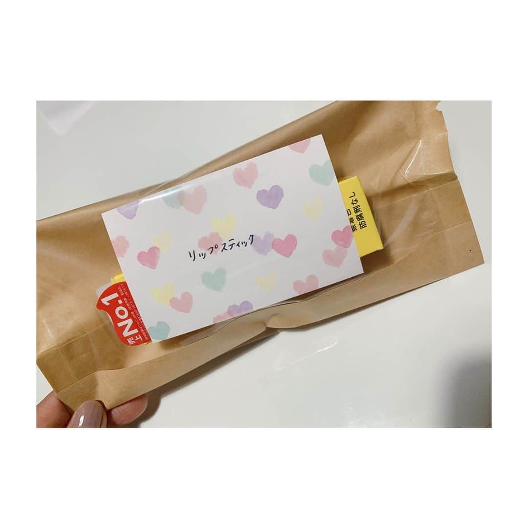のインスタグラム：「>>>🎁...... ・ ・ 姪の誕生日プレゼント。 希望を聞くと、リップスティックって言うから防腐剤なしの優しいリップスティックを選んだら…  全然違う物でした…😳 とっても恥ずかしかったです💦  苦笑いの6歳に対して、申し訳ない気持ちになりましたが、GAPを楽しんでもらえる子に育ちますようにと願います✨  フォロワーの皆さん、教えてくださりありがとうございました🥳」