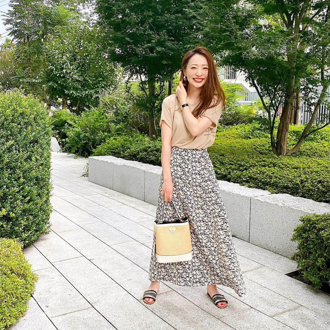 磯部奈央さんのインスタグラム写真 - (磯部奈央Instagram)「Coordinate♡ . 今日は、仲良しメンバーでBBQ☀️ 詳細はまた別で載せるとして、とにかく楽しかったわけだけど、とりあえずBBQコーデです🍖 . . #tops ... #ELENORE @elenore_official  #skirt ... #fifth  #bag …#prada  #shoes …どこのだっけ… . . . .  原宿にfifthのリアル店舗ができてましたよ😊♡  #coordinate #ootd #instafashion #outfit #fifthtl #フィフス #プチプラコーデ #コーデ #シンプルコーデ #ファッション #コーディネート #平均身長コーデ #カジュアル #単色花柄フレアスカート #スカート #ママコーデ #産後8ヶ月  @fifth_store ←30%Offでした！」9月5日 17時51分 - nao_isobe729