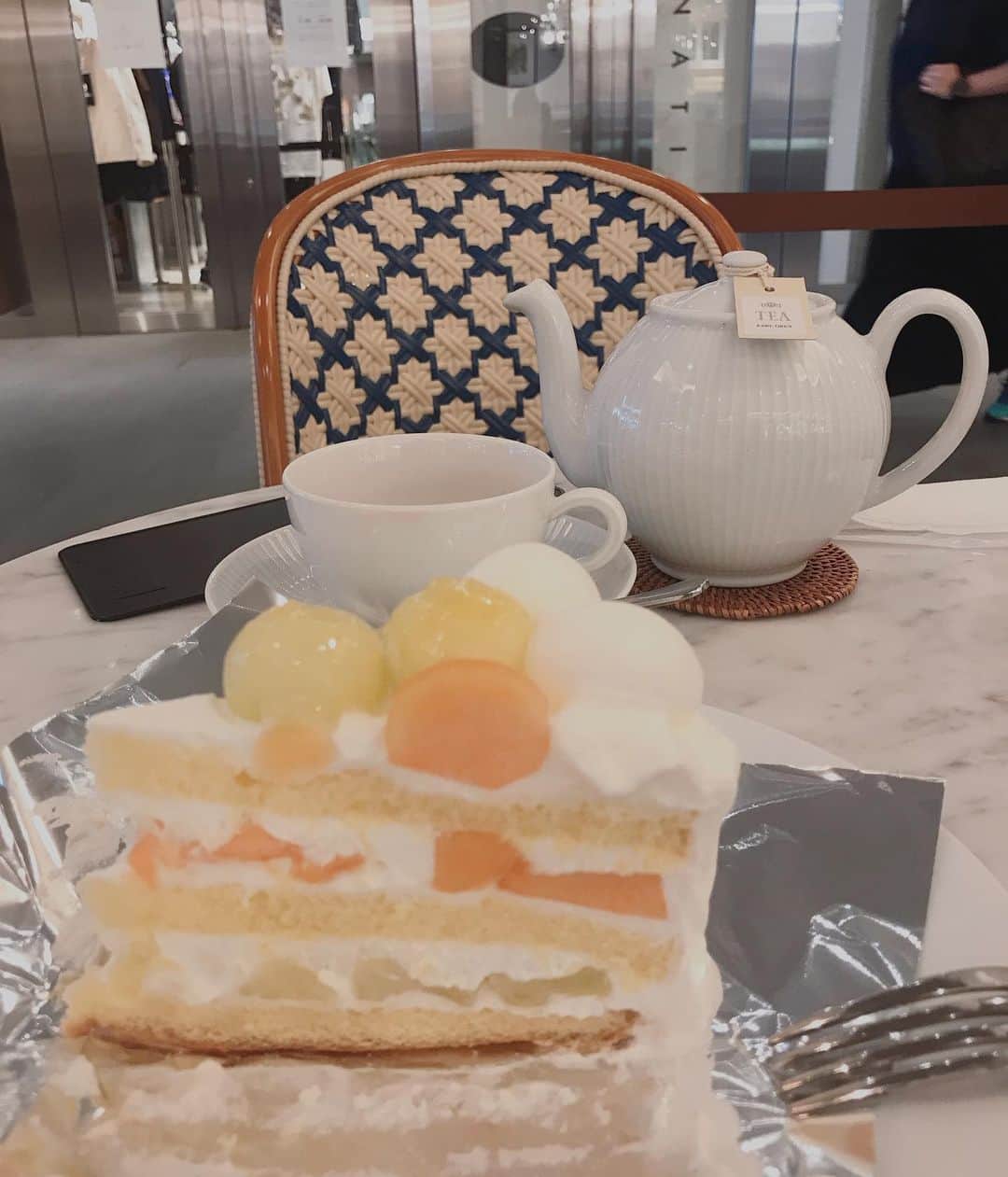 のインスタグラム：「メロンケーキがあれば簡単に幸せになれる❤️❤️❤️ 1枚目は赤肉と青肉のWで楽しめるメロンメロンケーキ✨ 2枚目は昨日食べた出来たてのメロンケーキ🍈こちらは青肉のみ。 今年も食べれて良かったぁ😊 #HARBS ＃メロン #みずみずしい #フレッシュクリーム #軽くてほど良い甘さ #美味しい #幸せの沸点が低い #ケーキ#🍰#harbs」