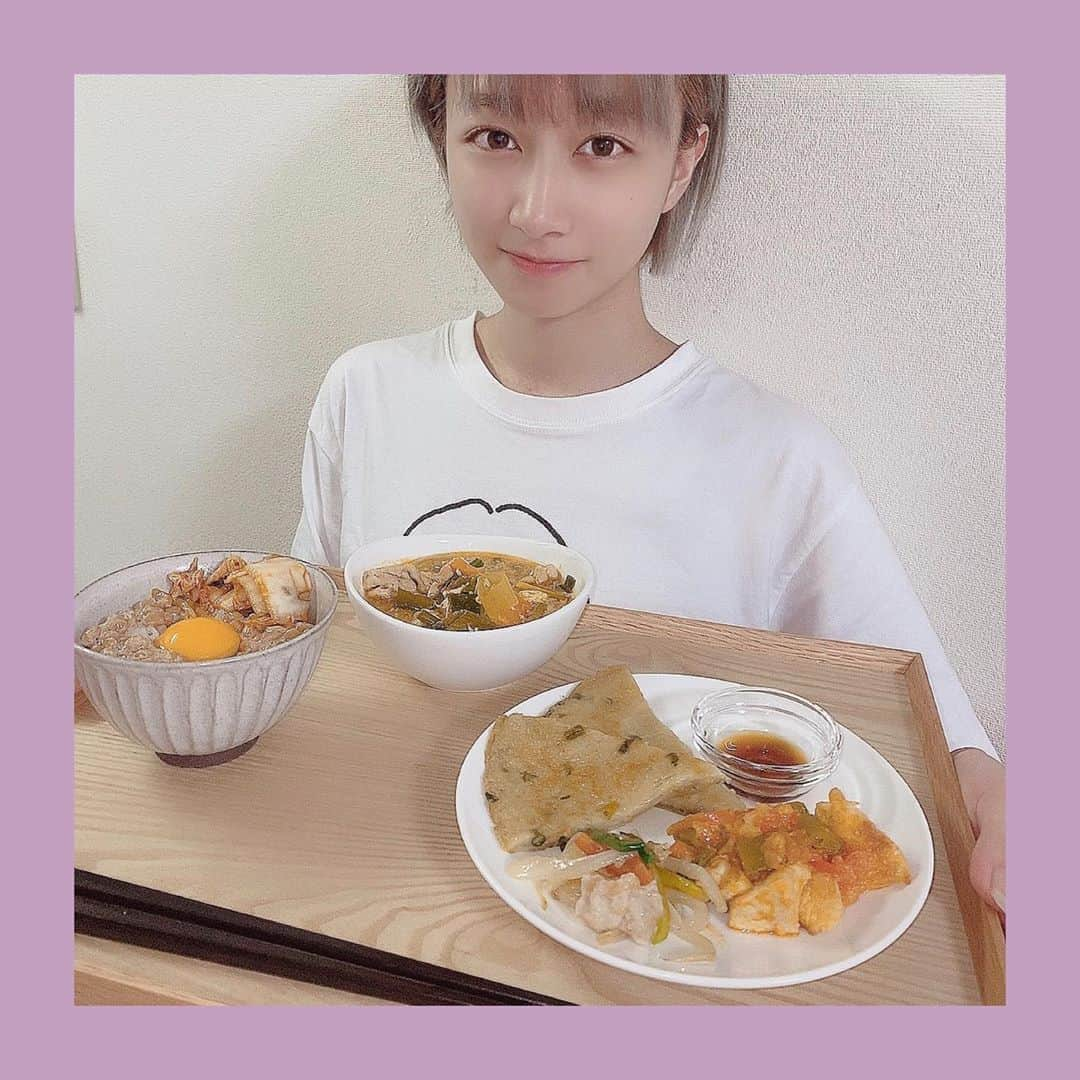 福島雪菜のインスタグラム：「ʚ✞ɞ * * 今日の晩ごはん( ˶˙ᵕ˙˶ ) * ✧鶏胸肉のとりチリ ✧チヂミ ✧野菜炒め ✧ユッケジャンスープ ✧納豆キムチご飯 * * #手料理❤️ #おうちごはん #すっぴん部屋着でオフ感満載www」