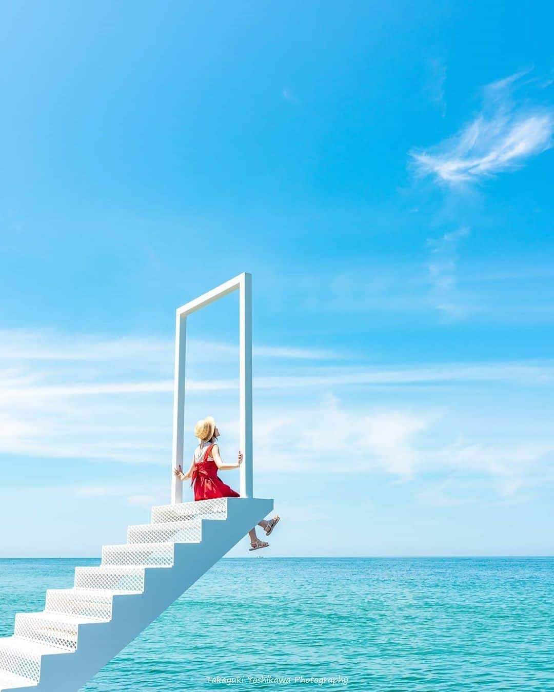 楽天トラベル さんのインスタグラム写真 - (楽天トラベル Instagram)「こんにちは😊 今日はフォトジェニックなスポットをご紹介します✨ ーーーーーーーーーーーーーー 📍#幸せの階段　 （兵庫県淡路市） ーーーーーーーーーーーーーー 淡路島の西海岸にある全席がオーシャンビューのパンケーキ店 #幸せのパンケーキ淡路島リゾート にある空中に浮かんでいるような不思議な階段。 階段の他にも岬のブランコや幸せの鐘などフォトスポットが充実していて、女子に人気のお洒落なリゾート空間になっています。 ーーーーーーーーーーーーーー Special Thanks💓 📸Photo by @yukkey.inc  📌ご旅行やおでかけの際は、事前にお住まいの地域や旅行先の情報を確認しご計画をお願いいたします ーーーーーーーーーーーーーー 旅先で出会った美しい風景や素敵な旅館などを  #rakutentravel を付けてぜひシェアしてください😊 このアカウントでご紹介させていただきます💗 ーーーーーーーーーーーーーー  #楽天トラベル #旅行好きな人と繋がりたい #旅したくなるフォト #旅行 #国内旅行 #旅行好き #旅行好きと繋がりたい #写真好きな人と繋がりたい #旅好き女子 #旅行好き女子 #travel #trip #japan #お出かけスポット #お出かけ #たびすたぐらむ #フォトジェニック #インスタ映え #インスタ映えスポット #淡路島 #階段 #淡路島旅行 #淡路島観光 #兵庫旅行 #海」9月5日 18時00分 - rakutentravel