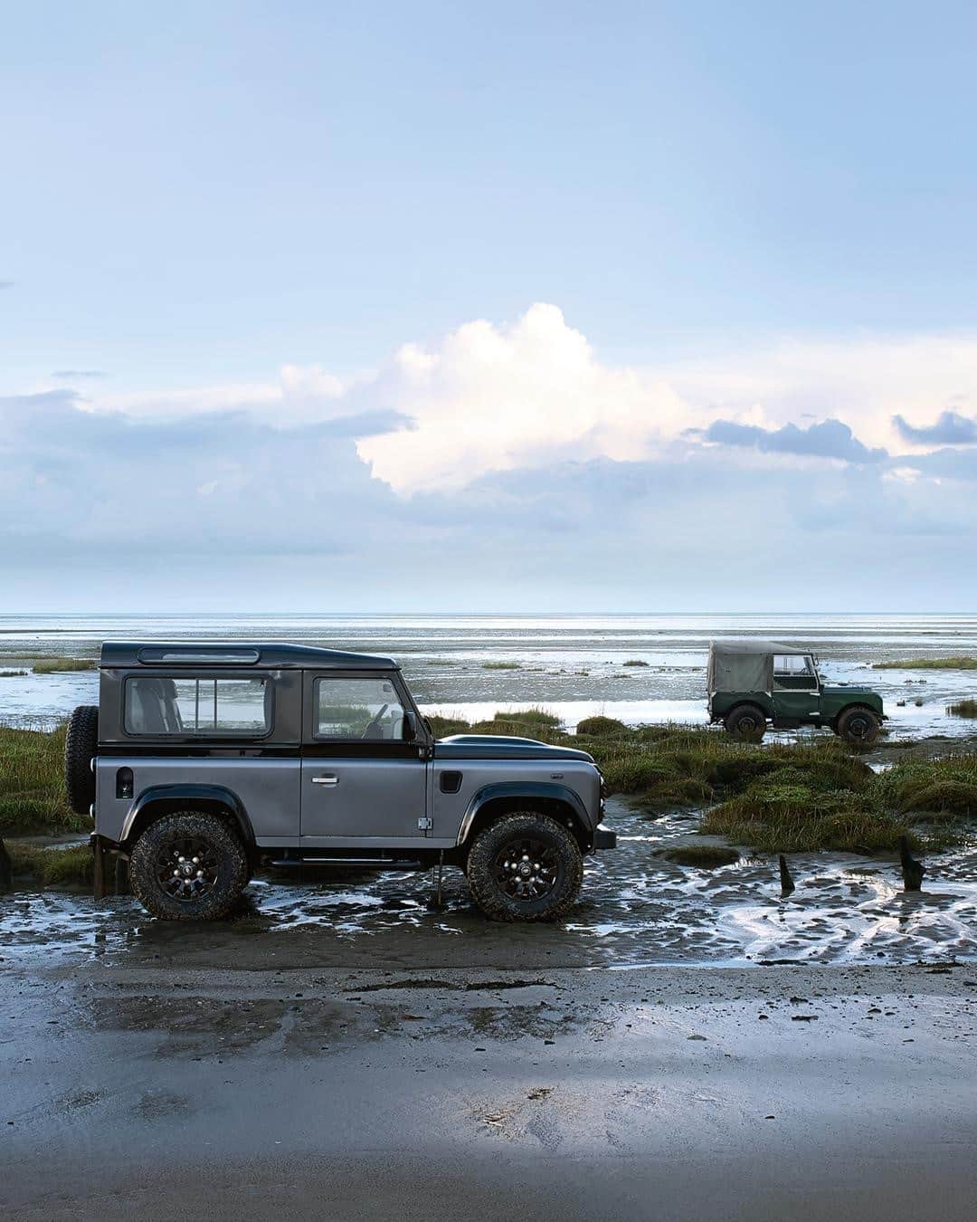 Land Roverさんのインスタグラム写真 - (Land RoverInstagram)「#LandRover has always had a unique view on what it means to coast along. Share your Land Rover and #ClassicDefender stories and photos using #ShapeOfAdventure.  #SeriesI #Defender #Beach #4x4 #Offroad #Adventure #Carsofinstagram」9月5日 18時00分 - landrover