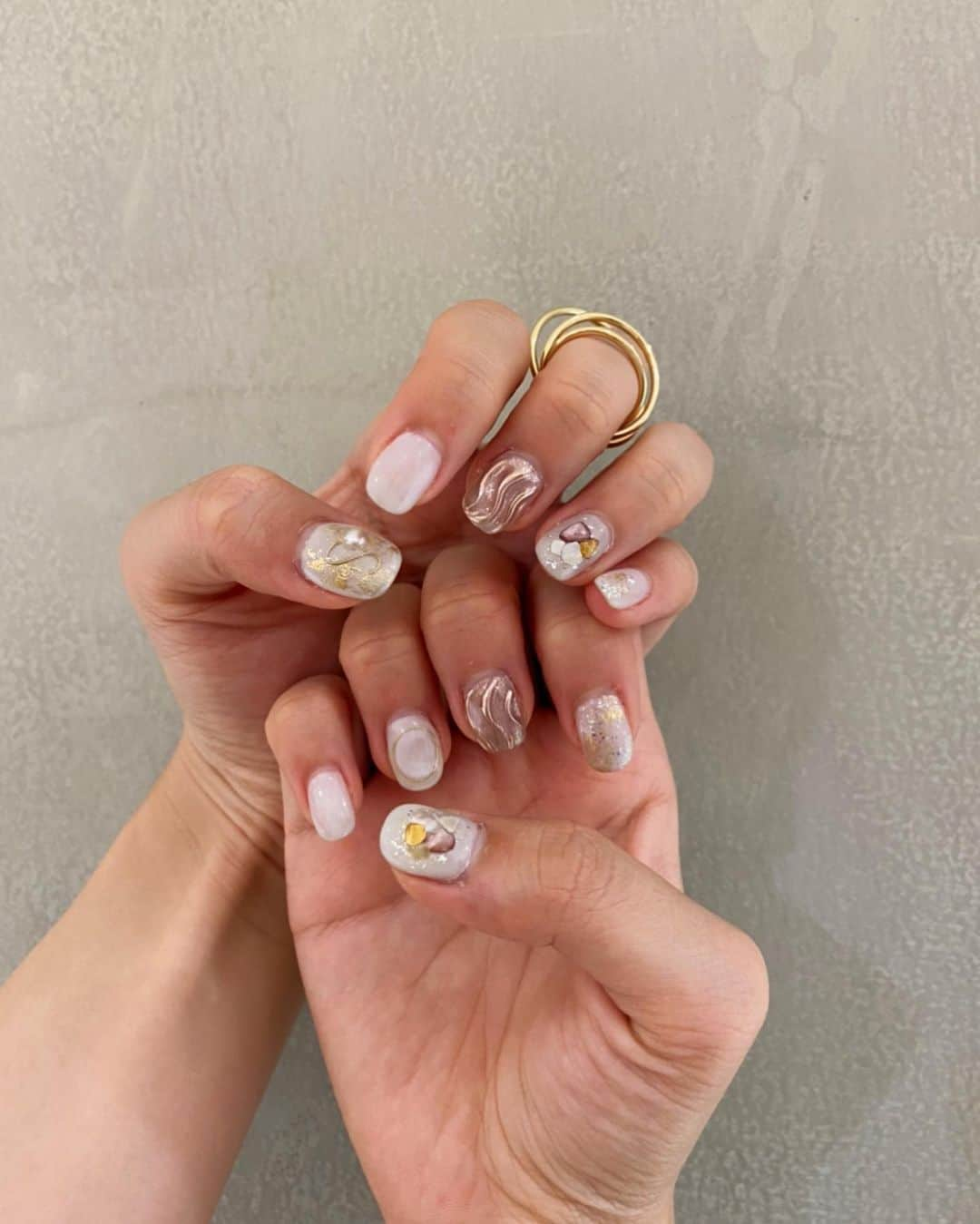 光咲ひなさんのインスタグラム写真 - (光咲ひなInstagram)「. . . 今回のネイル💅気に入ってたから投稿にもpost🤤💓 . . riendaのリングも可愛い🤩 関節につけるデザインがツボ✌🏻 . .  #threehoopring . . . #rienda #riendastyle #nail #nailart #naildesign #nailstagram #awnail #秋ネイル  #ネイルデザイン #ミラーネイル　#ピンクゴールドネイル　#ゴールドネイル　#シルバーネイル　#ベージュネイル #ホワイトネイル」9月5日 18時08分 - hinausa0730