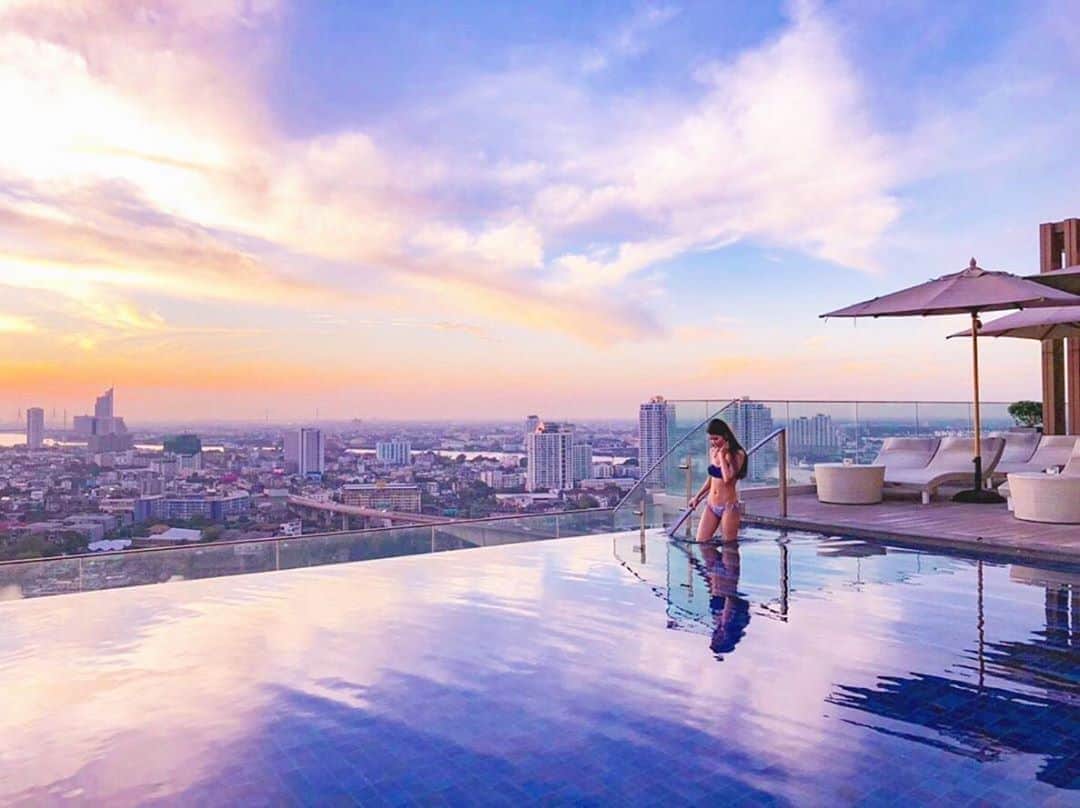 タイ国政府観光庁さんのインスタグラム写真 - (タイ国政府観光庁Instagram)「・﻿ ／﻿ 皆さま☀️﻿ サワッディー・カー🙏﻿ ＼﻿ ﻿ 今日の #thailovers は... @mutsumi.0220 さん😘﻿ ﻿ 「Avani+ Riverside Bangkok Hotel」@avanibangkok のインフィニティ・プールでパチリ📸✨﻿ ﻿ 2016年にチャオプラヤー川沿いにオープンした５つ星ホテルは、全室リバービュー😍‼️﻿ ﻿ 屋上にはインフィニティ・プールも完備👙💕バンコクの街並みを一望しながら、優雅なひとときを過ごすことができます😌✨﻿ ﻿ 📷 @mutsumi.0220﻿ 📍 バンコク﻿ ﻿ ・・・・・・・﻿ ［タイ好き（THAI LOVERS）な皆さんの写真を大募集🇹🇭💕］﻿ ﻿ ハッシュタグ #thailovers をつけて、タイで撮影した写真を投稿すると、こちらでご紹介させて頂くことがあります🐥﻿ ﻿ 皆様からの投稿をお待ちしています‼️﻿ ﻿ #repost #タイ #バンコク #アヴァニリバーサイドバンコク #ラグジュアリー #ラグジュアリーな旅 #こんなタイ知らなかった #もっと知りタイ #タイ旅行 #バンコク旅行 #旅好きな人と繋がりたい #旅行好きな人と繋がりたい #海外旅行 #女子旅 #タビジョ #thailand #bangkok #avaniriversidebangkok  #thailandhiddengems #amazingthailand #thailandtravel #thailandtrip #thai #thaistagram #lovethailand #genic_thailand #girlstrip #tabijyomap_thailand」9月5日 18時06分 - amazingthailandjp