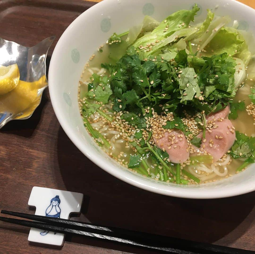 水谷千重子さんのインスタグラム写真 - (水谷千重子Instagram)「ちょっと早い夜ご飯⭐️ パクチーラーメンを作って食べました😋😋 おいパクチーしましたわ🥬🥬 パクチーの絵がないわ💦 #パクチー #魚肉ソーセージ #おいパクチー #おい鬼太郎 #おい、、やめときます #また明日ね」9月5日 18時16分 - mizutanichieko