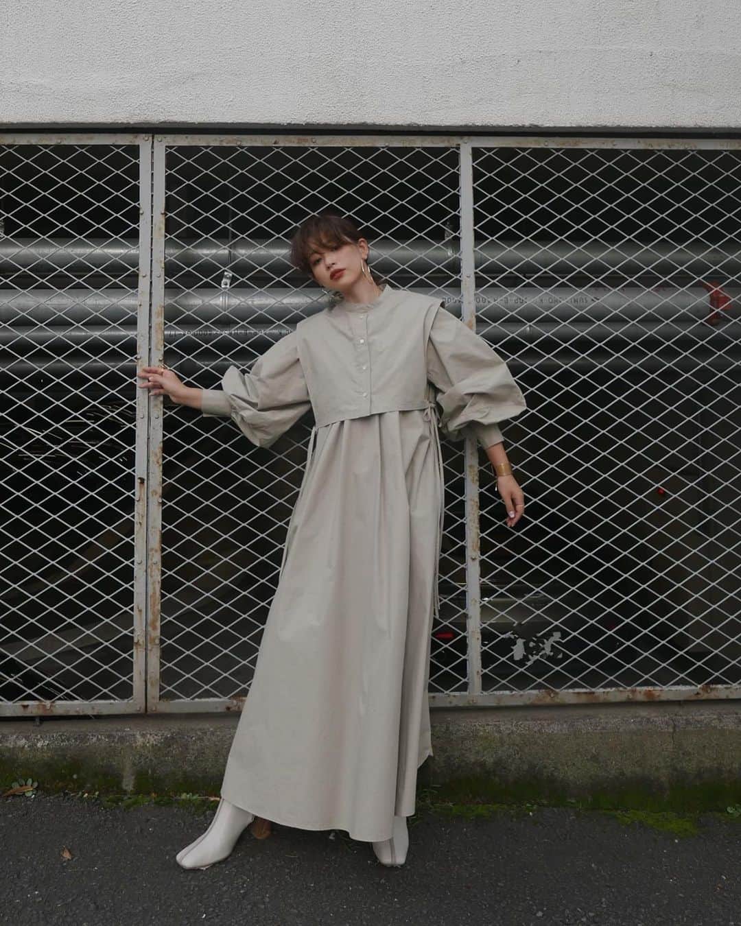 JUNNAのインスタグラム：「来週発売のドッキングワンピース  #2020ETRE_AW  昨日着ていたものの色違い ベージュバージョン  このワンピース、ベストとワンピース 別々にも着用可能◎  ボリューム満点のバルーンスリーブ  ワンピースは背中バックリデザイン ベストと一緒に着たら背中もカバーできちゃう😳  @etretokyo  #2wayレイヤードワンピース (ベージュ/ホワイト)  コットン100%のワンピース  9月10日19時発売 ¥29,000+tax  【新作発売スケジュール】 📍ルミネ新宿店　毎週木曜日　新作入荷 📌ETRÉ TOKYO  毎週木曜日19:00 📌ZOZOTOWN  毎週金曜12:00 📌ELLESHOP  毎週土曜8:30  ETRÉ TOKYOの秋服はこのハッシュタグで見られるよ  #2020ETRE_AW  #ヘアスタイル #ヘアアレンジ #ブラウンリップ#コスメ #ミディアムヘア #ミディアム #アディクション#秋メイク#オレンジ#ブラウン#ベージュ#カジュアル #大人カジュアル#ホワイト#秋#秋服#etretokyo」