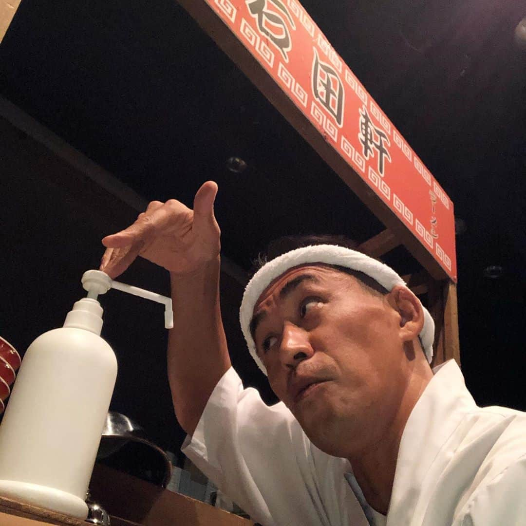 石田靖さんのインスタグラム写真 - (石田靖Instagram)「新宿「ルミネtheよしもと」SPコメディ出番〜舞台セットの屋台にもコロナ対策の消毒液… #吉本新喜劇 #帯谷孝史  オビにぃのポットと一緒😆やん❗️ #新喜劇 #ルミネtheよしもと #石田班spコメディ  #屋台 #ポット #消毒液 #一期一笑  #石田靖」9月5日 18時10分 - yasulog