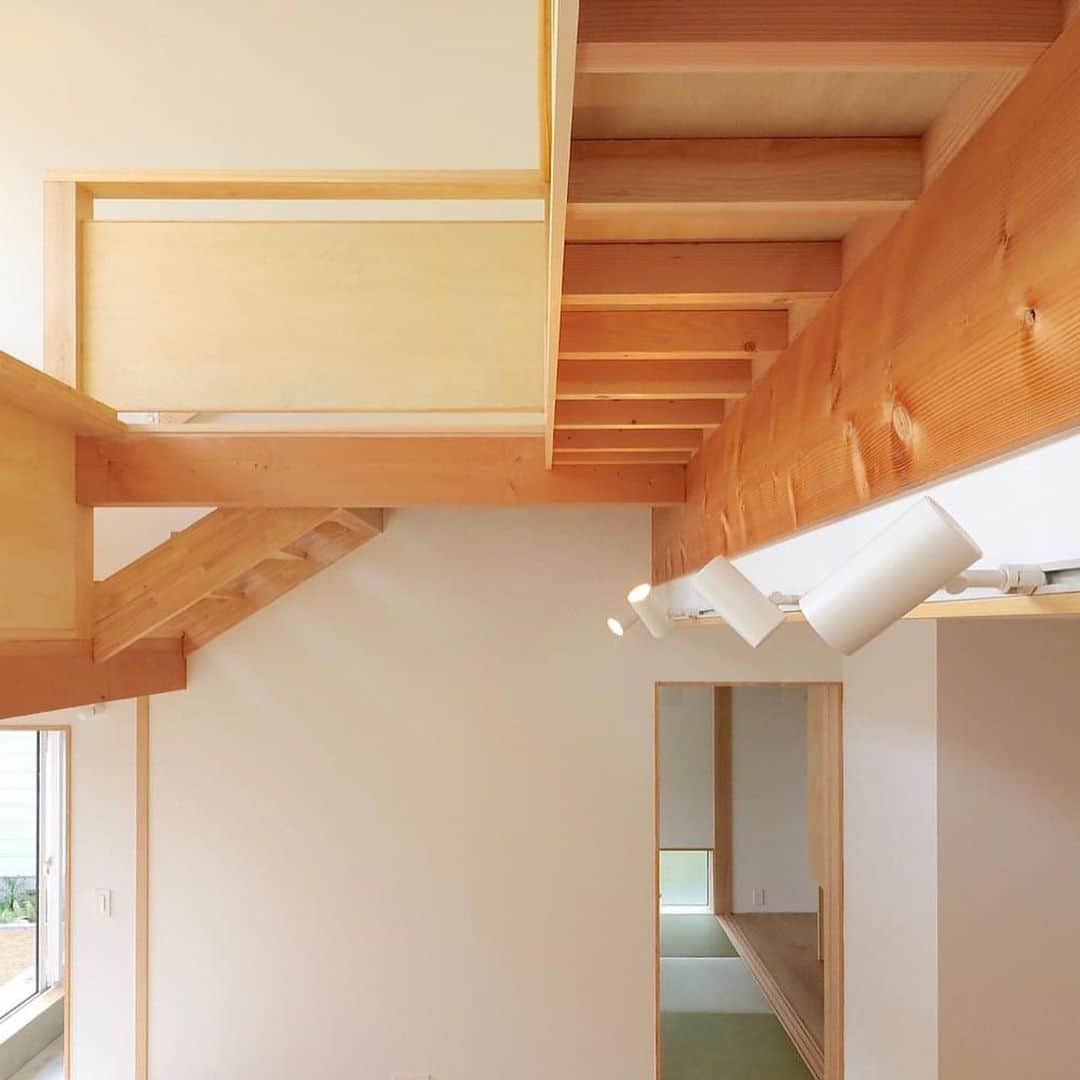 伊藤瑞貴建築設計事務所さんのインスタグラム写真 - (伊藤瑞貴建築設計事務所Instagram)「[れいなんのいえ]  今年2月に竣工した「れいなんのいえ」。  残工事がたくさんあったため、引越しが落ち着いた頃に撮影させていただこうと考えていたのですが、結局タイミングが合わず未撮影に・・・  仕方なく工事中に仮撮影した写真をフォトショップで加工してみました。  家族みんなで使えるスタディーコーナーを中二階に配置した住宅で、上下のつながりを考えた設計。  南側に隣接して住宅が建っていたため、吹き抜け上部のハイサイドライトから光を取り入れる計画としています。  また、1階の一部はカフェを開業予定ですが、場所はまだ秘密で、準備が出来次第徐々に始めていくようです。  Mizuki ito Architects﻿ URL: http://miaaa.biz/﻿ ﻿ ーーーーーーーーーーーーーー﻿ @mizukiitooo﻿ ーーーーーーーーーーーーーー﻿ ﻿ #福井県坂井市 #福井市 を中心に活動している #伊藤瑞貴建築設計事務所 です。 #住宅・ #クリニック ・ #オフィス 等、 #シンプルで #モダン で #サスティナブル ( #パッシブハウス )な #木造建築 を中心ご提案させて頂いております。 #建築家とつくる家づくり。﻿ ﻿ #セミオーダー #デザイン #インテリア #建築家 #つながる家プロジェクト #ロングライフデザイン #スローライフ #緑のある暮らし #マイホーム #マイホーム計画 #福井県 #architects #architettura #architecture #green#architects #architecture #archilovers  #simple #simplelife #伊藤瑞貴建築設計事務所」9月5日 18時14分 - mizukiitooo