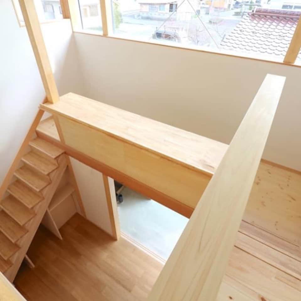 伊藤瑞貴建築設計事務所さんのインスタグラム写真 - (伊藤瑞貴建築設計事務所Instagram)「[れいなんのいえ]  今年2月に竣工した「れいなんのいえ」。  残工事がたくさんあったため、引越しが落ち着いた頃に撮影させていただこうと考えていたのですが、結局タイミングが合わず未撮影に・・・  仕方なく工事中に仮撮影した写真をフォトショップで加工してみました。  家族みんなで使えるスタディーコーナーを中二階に配置した住宅で、上下のつながりを考えた設計。  南側に隣接して住宅が建っていたため、吹き抜け上部のハイサイドライトから光を取り入れる計画としています。  また、1階の一部はカフェを開業予定ですが、場所はまだ秘密で、準備が出来次第徐々に始めていくようです。  Mizuki ito Architects﻿ URL: http://miaaa.biz/﻿ ﻿ ーーーーーーーーーーーーーー﻿ @mizukiitooo﻿ ーーーーーーーーーーーーーー﻿ ﻿ #福井県坂井市 #福井市 を中心に活動している #伊藤瑞貴建築設計事務所 です。 #住宅・ #クリニック ・ #オフィス 等、 #シンプルで #モダン で #サスティナブル ( #パッシブハウス )な #木造建築 を中心ご提案させて頂いております。 #建築家とつくる家づくり。﻿ ﻿ #セミオーダー #デザイン #インテリア #建築家 #つながる家プロジェクト #ロングライフデザイン #スローライフ #緑のある暮らし #マイホーム #マイホーム計画 #福井県 #architects #architettura #architecture #green#architects #architecture #archilovers  #simple #simplelife #伊藤瑞貴建築設計事務所」9月5日 18時14分 - mizukiitooo
