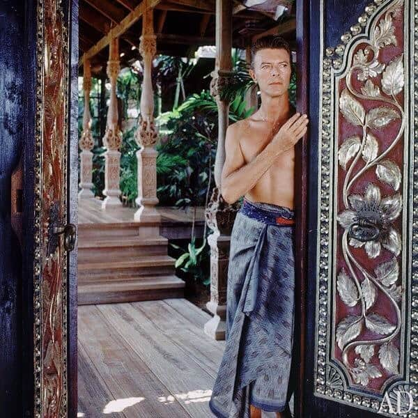 Meganさんのインスタグラム写真 - (MeganInstagram)「David Bowie at his Balinese home on the Island of Mustique ⚡️ @archdigest 1992 . . . . #davidbowie #mustique #mustiqueisland #balinese #architecturaldigest」9月5日 9時16分 - zanzan_domus