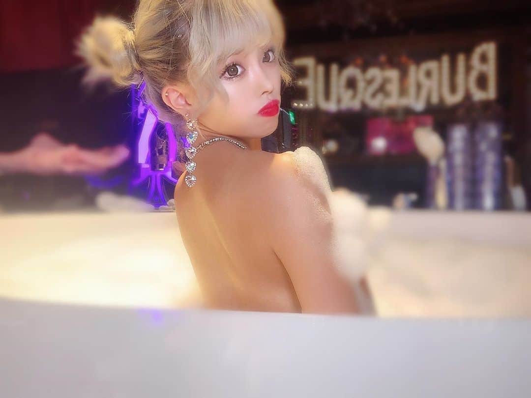 あんじゅのインスタグラム：「♡ ． 子供っぽい髪型だいすき🌼💫 せっかく金髪だから派手なのやりたいんだ〜😌✌🏻 . よく考えたらバーレスクいる間しかこんな派手な格好出来ないもん🤣いっぱいやっとこ〜🤣💗💗 ． ．  #Burlesque #バーレスク #バーレスク東京 #大阪 #バーレスク大阪 #北新地 #六本木 #キャバ嬢 #ホスト #歌舞伎町 #ダンサー #Japanesegirl #自発ください  #ギャルメイク #グラビア  #金髪ボブ #ギャル #加工厨 #ジャニオタ #スレンダー #エロ可愛い #ビキニギャル #撮影会 #雰囲気好きな人いいね #自撮り界隈 #1mmでもいいなと思ったらいいね #被写体  #ギャルメイク #ジャグジー #笑顔が人を幸せにする」