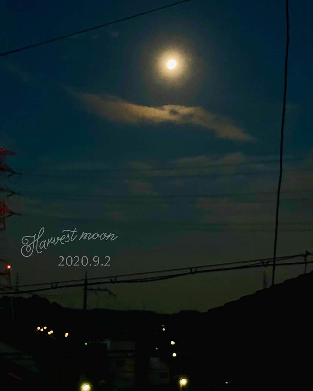 木嶋菜穂子のインスタグラム：「.﻿ 　　﻿ 夜明けの満月と、龍﻿ ﻿ 満月は、﻿ 月ごとに名前があるらしく、﻿ ﻿ 9月は﻿ Harvest moon﻿ というらしい🌙﻿ ﻿ 秋の満月らしい素敵な名前♡﻿ ﻿ ﻿ ﻿ 最近、4:50に起きて﻿ 寝起きでテラスにでると﻿ ﻿ まだ薄暗く、﻿ 夜の続きの空で﻿ ﻿ ﻿ 夜明けにむけて変わっていく空が﻿ おだやかで﻿ きれいで、﻿ ﻿ 大きな自然のエネルギーに﻿ 毎朝リセットされています✨﻿ ﻿ ﻿ ﻿ 昨日は、﻿ ﻿ 満月の下に﻿ 雲の龍が🐉いて、﻿ ﻿ なんともいえない神秘的な空。﻿ ﻿ ﻿ ﻿ 見ているうちに広がって﻿ 月のまわりで﻿ 虹色の輪になって﻿ ふわっと消えてしまったけど﻿ ﻿ そのまま右のほうを見ると﻿ ﻿ ﻿ ﻿ 月が目になるあたりから﻿ めちゃくちゃ大きな雲の龍が﻿ ﻿ これぞ龍🐉という姿で 空に悠々ひろがっていて﻿ ﻿﻿ また見とれてしまいました。﻿ ﻿ ﻿ ﻿ この空の変化、﻿ たった10分くらいのこと。﻿ ﻿ 5時すぎには﻿ なにもなかったかのような﻿ 明るい青い空が広がっていて、﻿ また新しい一日のはじまり。﻿ ﻿ ﻿ ﻿ 今、変化のなかにいる私に﻿ なにかメッセージだったのかな☺️﻿ ﻿ ﻿ とにかく今は、﻿ ﻿ 目の前の一瞬を大切に﻿ ﻿ やることに淡々とむきあって﻿ 目の前の世界を変えていこう♡﻿ ﻿ ﻿ #満月」