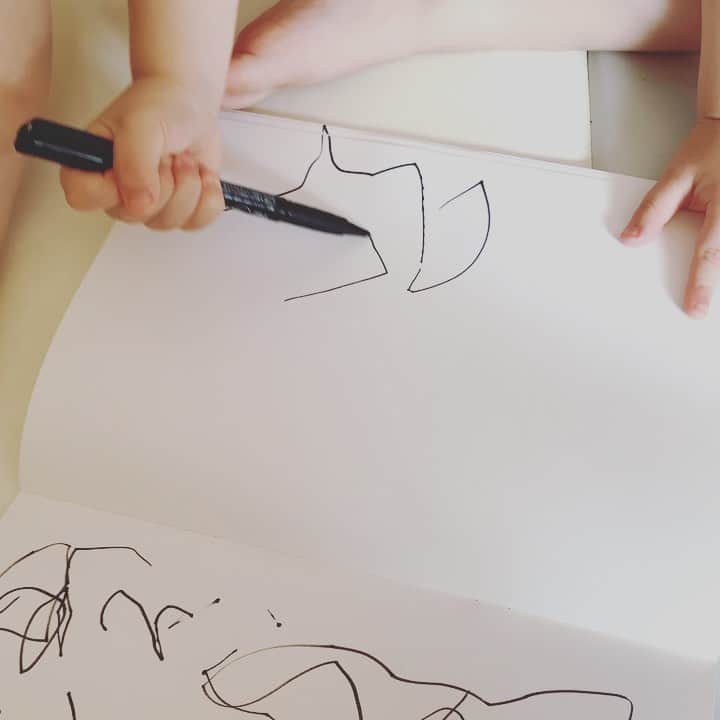 のインスタグラム：「今朝はお絵かきモードが全開。 失敗しても、すぐに間違えた！とページをめくっても、黙って見ていました。頭の中が想像力でいっぱいなのか、延々と物語を作って描いてくれました✨ 知っている言葉や、物語が散りばめられている。きゅん。 顔も描けるようになったし、知らない間に成長してる。 最近怒り気味だったから、ちょっと穏やかに過ごそう🌈 . . . #boy #drawing #story #imagine #3歳児　#朝から元気 #油性だけど　#大丈夫 #はんな髪の毛生えてる」