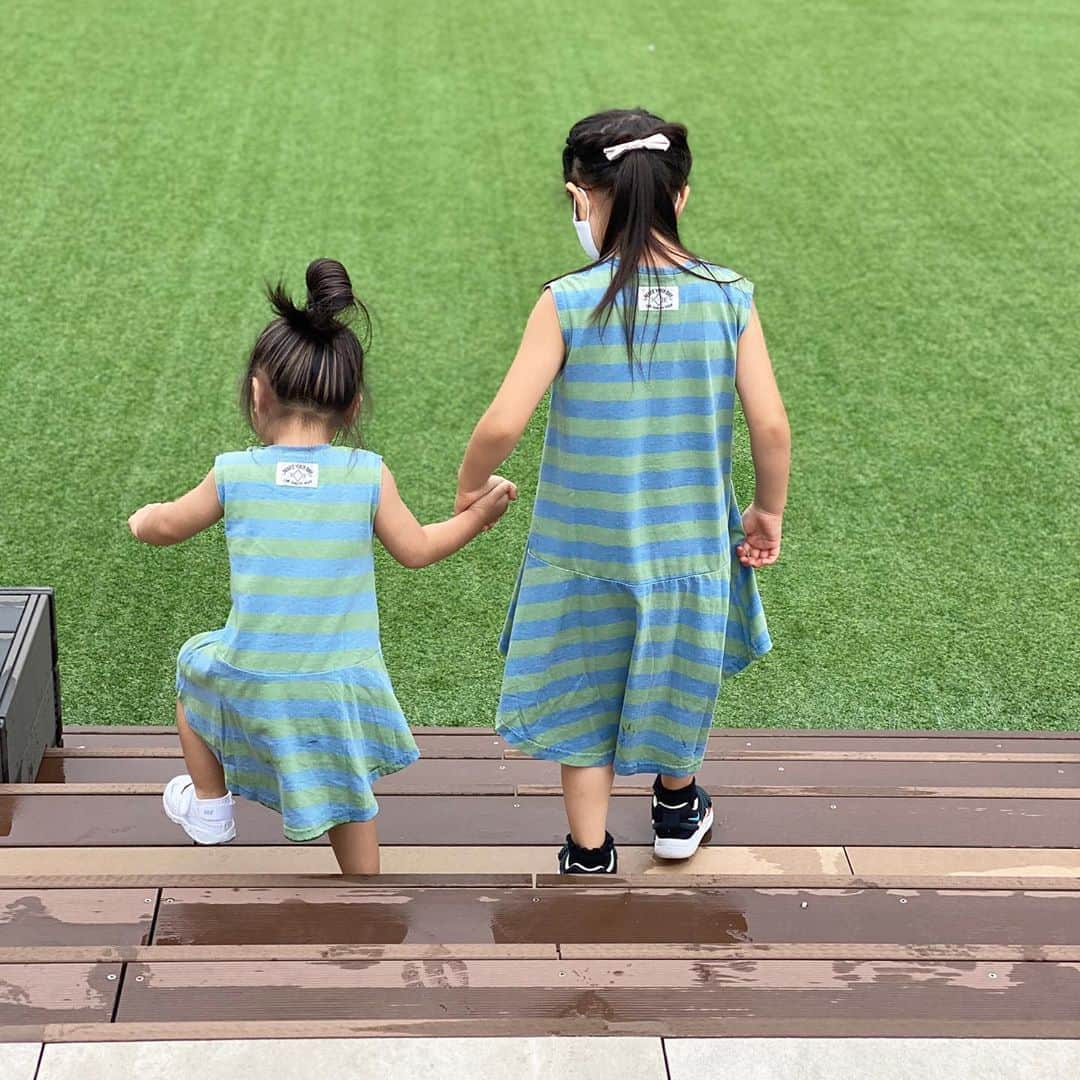 &mのインスタグラム：「お揃いってなんでこんなに可愛いの🥺  こぶたちゃんはお姉ちゃんが大好き🐷  兄弟ほしくなる🤣💦💦」
