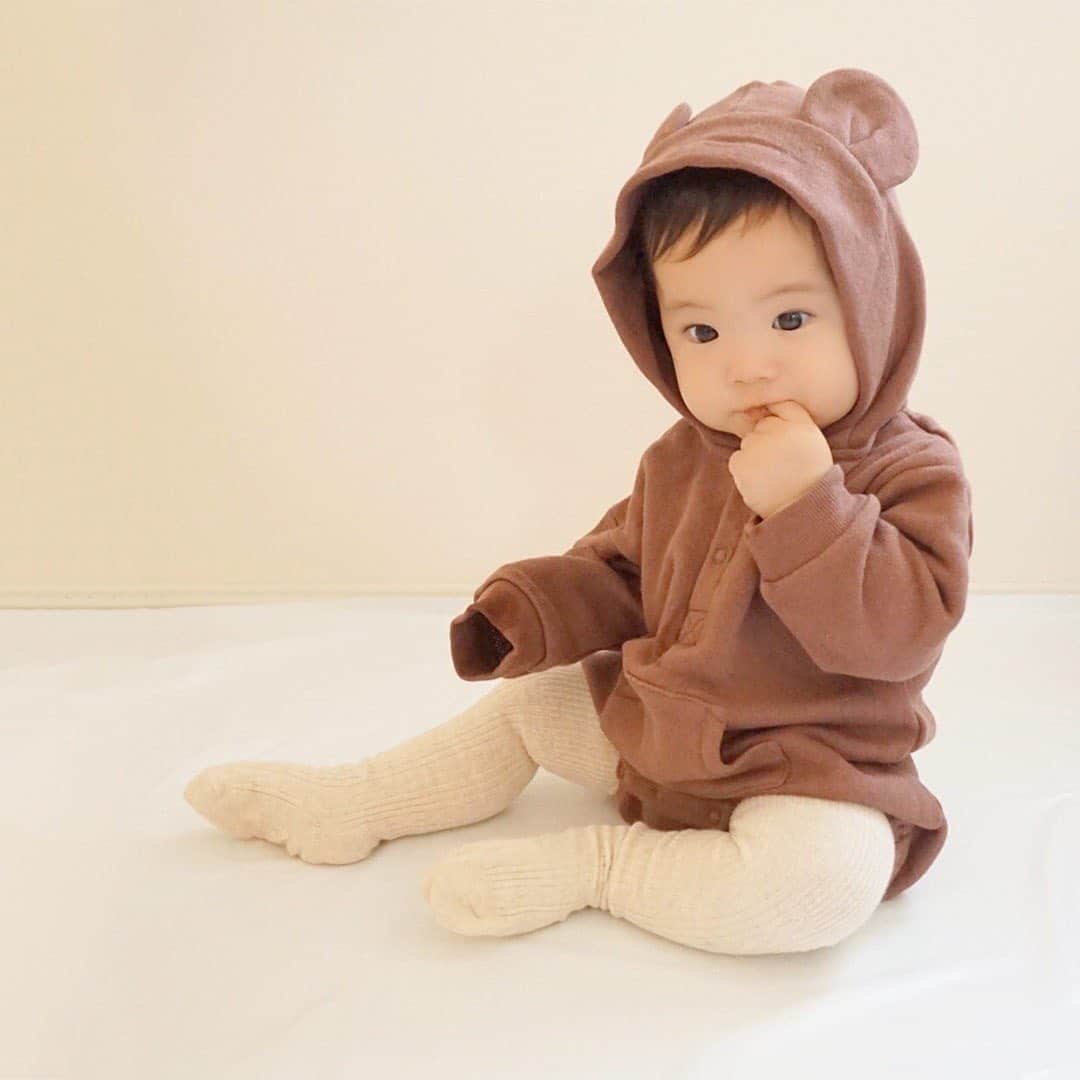 のインスタグラム：「【ブラウン７０サイズ最終入荷📣くまさんフード♪スウェットロンパース🐻再入荷】 . 新作はやくも大ヒット👑 男の子ベビーにも、女の子ベビーにも選ばれてます💕 「愛らしさ満点😍くまみみスウェットロンパース🐻」 . ブラウン８０サイズはついに完売❗️ブラウン７０サイズが今回で最終入荷となります💦メーカーさま在庫なし！以降の再入荷なし📣 他カラーも残りわずかにつき、お急ぎくださいませ～～～🛒🛒🛒💨 . . 🐻くまさんフード♪スウェットロンパース カラー：アイボリー/ブラウン/ピンク サイズ：70/80 プライス：2,900円+tax . . ベビーらしいコロンとしたシルエットとくまさんのおみみにキュンとしちゃう😘 . やわらかなスウェット生地は、ごわつかず着心地も👍 . ソックスなどレッグアイテムと一緒にGETしているママさん続出❣️ 冬はタイツやレギンスと合わせて、ベビーコーデを楽しんでね👶❤️ . ご自宅用はもちろん、出産祝いとしても選ばれてますよ🎁 . . プロフィール欄のURLからGO💨 べびちゅHP上部のバナー「秋の新作」からもチェックできますよ☝️ . . 📣合わせてチェック！ 期間限定☝️ ポイントUPキャンペーン開催中🎉 . このチャンスに❣️ 今すぐ！ログインしてお買い物😘 . 💡会員様だけのお得なキャンペーンです。商品代金の５％をポイントでもらえます💡 . 今回貯めたポイントを使えば、これからまだまだ登場する新作アイテムがおトクにGETできちゃう😍 . まだ会員でない方は先に登録してね！30秒もかからないよ👍 . ポイントUPキャンペーンは、9月7日(月)23:59まで⏰ . カートに入れてるアイテムはありませんか❓ このチャンスに、欲しいものぜーんぶ一緒にGETしちゃお🧚‍♀✨ . .  #くま耳 #ロンパース #新作 #秋の新作 #newarrival #べびちゅ #babychu #ig_kidsphoto #ig_babyphoto #かわいい #子供服 #ベビー服 #親バカ部 #女の子 #男の子 #娘 #息子 #赤ちゃん #ベビーコーデ #キッズコーデ #ベビーファッション #キッズファッション #出産祝い #baby #babychujp #べびちゅstylingcollection #stayhome #おうち時間 #べびちゅstylebook」