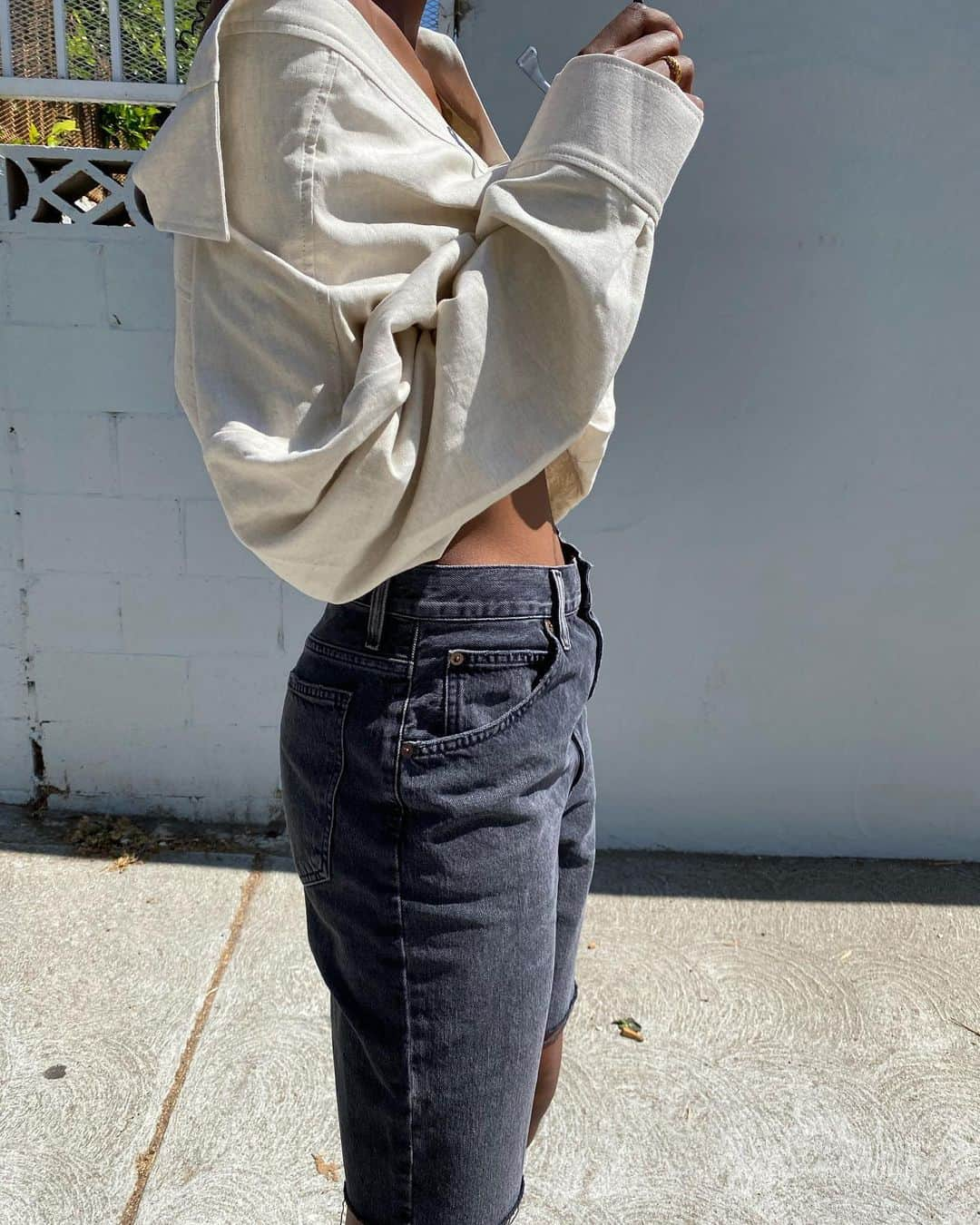 グレースマハリーさんのインスタグラム写真 - (グレースマハリーInstagram)「Trying out this “longer short” denim trend... how’d mama do? ✂️ 👖 #favoritefits #shopbop」9月5日 9時40分 - gracemahary