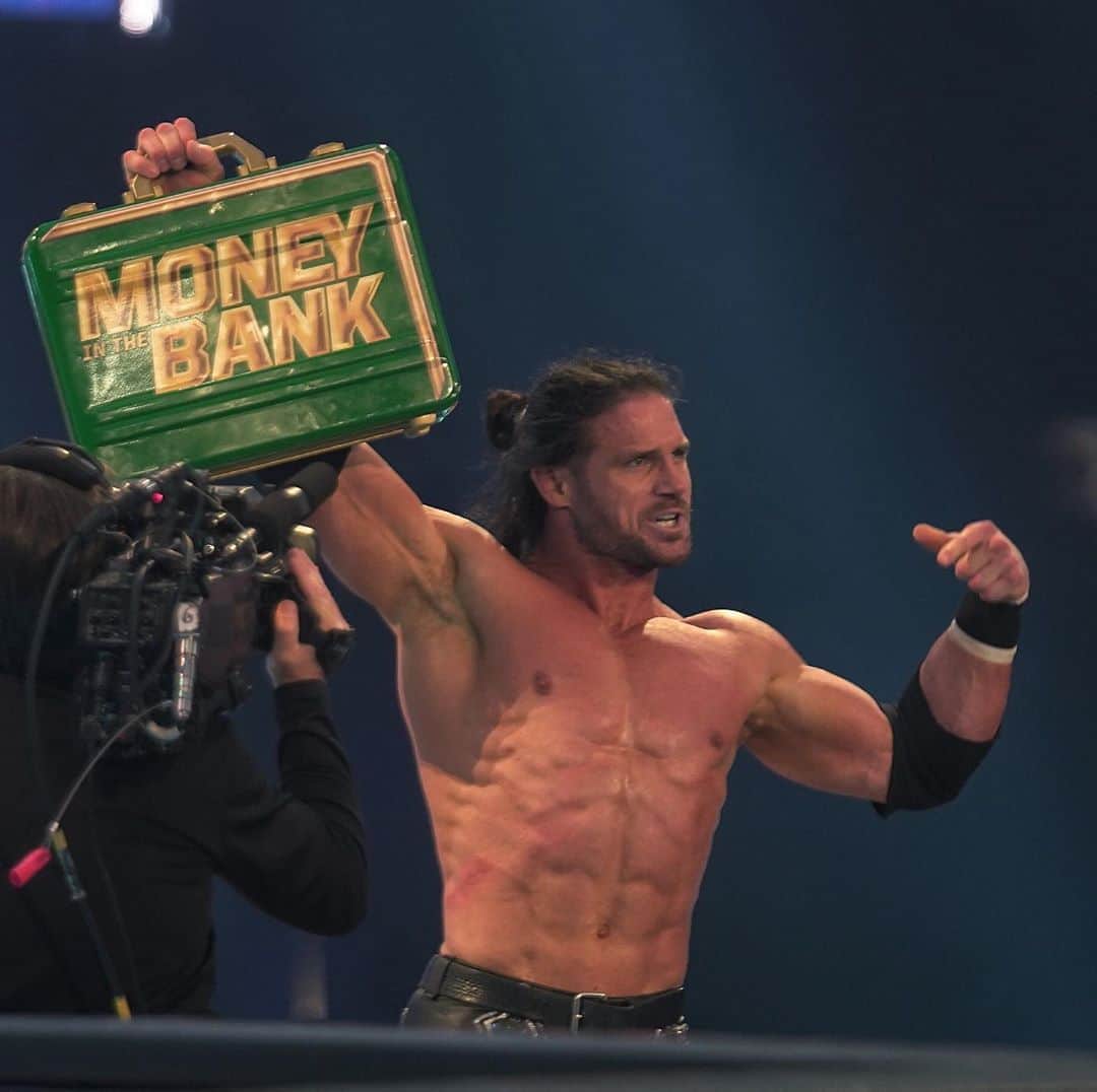 WWEさんのインスタグラム写真 - (WWEInstagram)「#HeavyMachinery got the win, but @johnhennigan stole @otis_wwe’s #MITB Briefcase! #SmackDown」9月5日 9時37分 - wwe