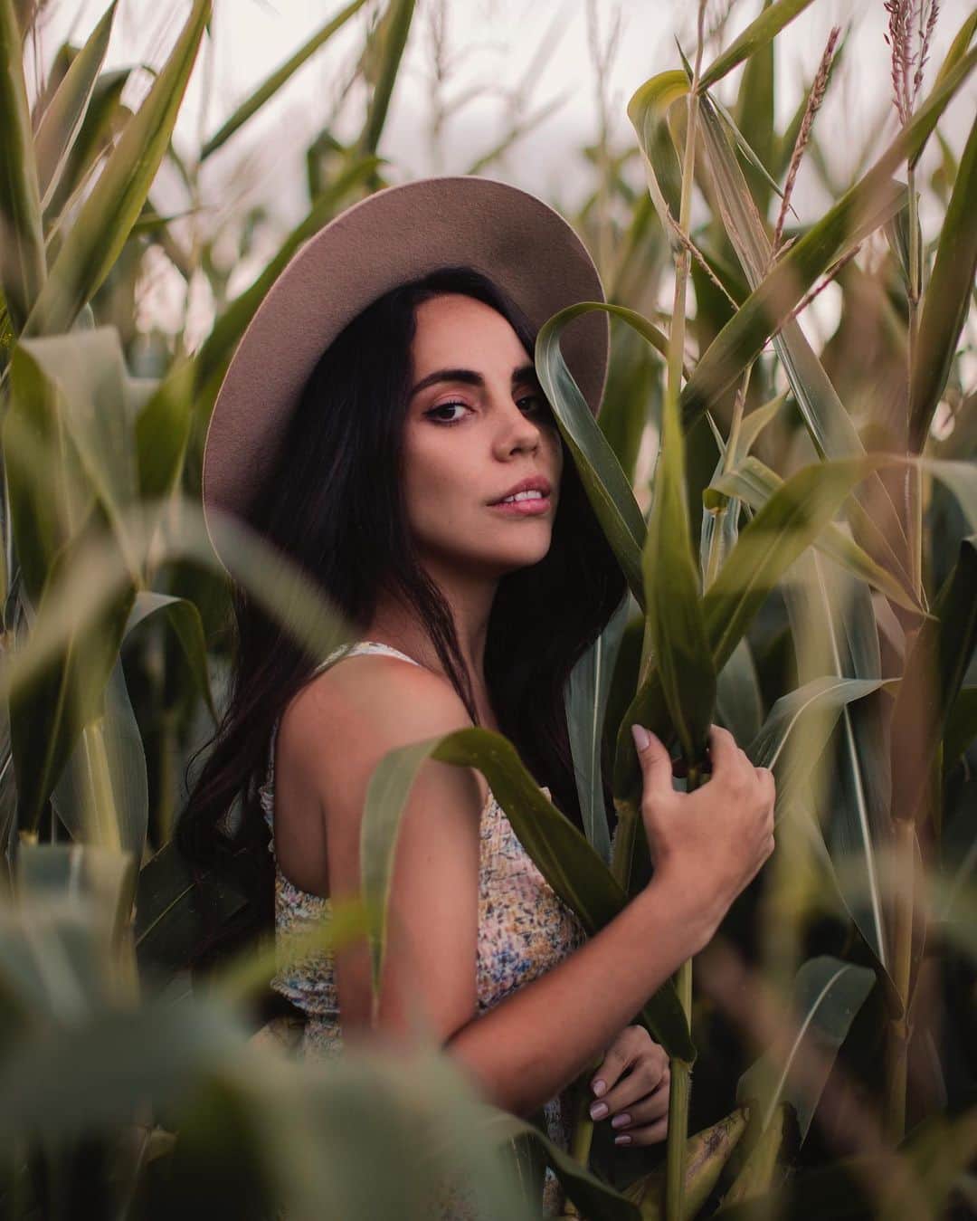 Katy Esquivelのインスタグラム：「Aire fresco es todo lo que necesito 🌱 . Todos necesitamos un momento para reencontrarnos con nosotros mismos. Estos últimos meses me he dado cuenta de que no estaba trabajando en mi paz interna, que dejaba que otras personas controlen mis emociones y me sentía totalmente aturdida. Me tomé un tiempo haciendo lo que más me aterraba en la vida, estar sola, y sinceramente es una de las lecciones más poderosas que la vida me ha dado. Aprendí a escucharme a mí misma, a disfrutar mi compañía y ahora más que nunca, estoy enfocada en crear la vida que tanto soñé sin permitir que nadie me ponga obstáculos. . Shot by @david_maman」