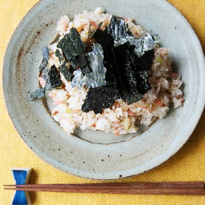 のインスタグラム：「【ごはんと海大臣をたのしむ！】 販売が始まるとすぐ完売になってしまうことの多い ごちそう海苔「海大臣」。まだ「日」がありますよー。 担当のタケイさんはごはんにあう！というので、 飯島奈美さんに教わったレシピもどうぞ！ ●まぜ海苔めし  ・材料（２人分） ごはん‥‥‥‥360ｇ 長ねぎ‥‥‥‥1/2本 紅生姜‥‥‥‥大さじ１と1/2(刻んで) おかか‥‥‥‥５ｇ サラダ油‥‥‥‥大さじ1/2 しょうゆ‥‥‥‥大さじ１ 海苔‥‥‥‥２枚 ・つくりかた 1長ねぎ、紅生姜をみじん切りにします。 2熱したフライパンにサラダ油をひき、長ねぎを入れ さっと炒め、すぐにしょうゆとおかかを入れ火を止めます。 3ボウルにごはんを入れ、2と紅生姜を混ぜて器に盛り、 ちぎった海苔を散らします。 https://www.1101.com/store/nori/2016/recipe.html#recipe3  #海大臣 #海苔 #のり #レシピ #おうちごはん #のりごはん #ほぼ日おいしいもの部 #飯島奈美 #ほぼ日 #ほぼ日ストア #ほぼ日刊イトイ新聞」