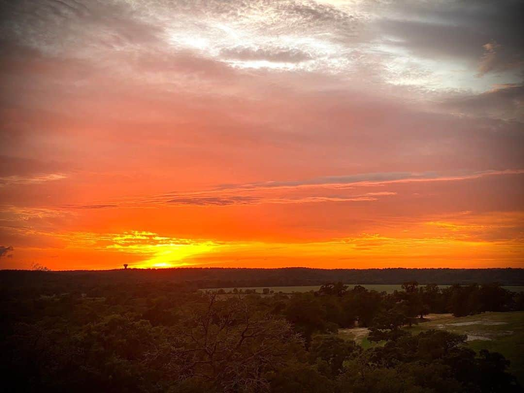 ザッカリー・リーヴァイのインスタグラム：「Texas sun. 🙌」