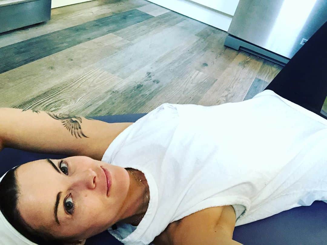 ジェイミー・アレクサンダーのインスタグラム：「@airbnb kitchen floor workout over @zoom with @pilatesbynadia 🧘🏻‍♀️💛」