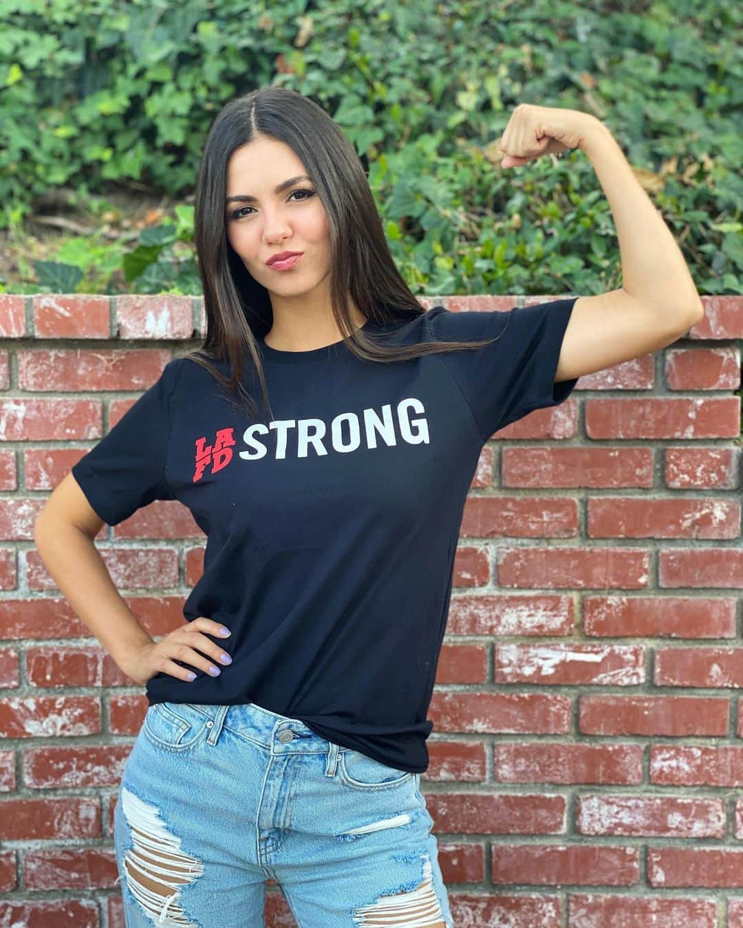 のインスタグラム：「Proud supporter of our LAFD! 💪🏼🔥  Our firefighters risk it all to keep us safe. Fire season starts now and we know how quickly a fire can grow and devastate communities. This symbolic shirt helps pay for the tools + gear they need now. Get yours today from the @LAFDfoundation. Together, we are #LAFDstrong! 🙏🏼」