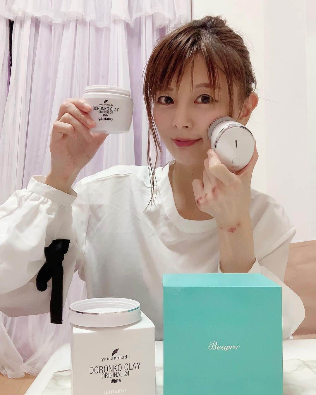 satomiさんのインスタグラム写真 - (satomiInstagram)「🧼スキンケア🧼 ・ 高機能、時短アイテムが好き☺️❤️ なので1つで高速洗顔ブラシ・温熱ケア・高速パッティング ができるbeapro(@taiga_press )愛用中✨😊 ・ ズボラなわたしには最高のアイテム！ ハンド🤚だとどうしても力入れちゃったり、 汚れ残りあるけどこれならしっかり落ちる〜♡ ・ そして洗顔も高機能なヤマノ肌 ドロンコクレー24 オリジナルWhite『白どろ』（@yamanohada.com24） ・ パック、洗顔、マッサージもできるし、 ほんとに毛穴がきれいになったよ😊✨ 透明感もGOOD✨ ・　  #どろんこパック #乾燥肌 #ドロンコクレー #ロングセラー商品 #山野愛子 #ヤマノ #パック #泡立たない洗顔料 #泥洗顔 #どろんこ美容 #肌トラブル改善 #トリートメント #保湿 #肌質改善 #毛穴対策 #毛穴の黒ずみ #くすみ対策 #yamano  #ビープロ #beapro #美顔器 #電動洗顔ブラシ #クレンジング #コードレス #洗顔ブラシ #スキンケア #pr #トリドリベース」9月5日 10時15分 - saatoomii47