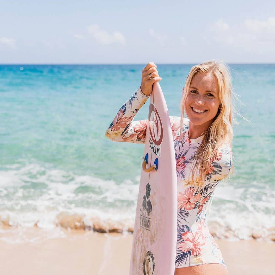 Bethany Hamiltonのインスタグラム：「🚨 Announcing my online Be Present course! 🚨  Over the last year, I’ve had the joy of helping thousands of people live towards an unstoppable life in my Unstoppable Life course.  Are you feeling overwhelmed, spread thin and stressed?  I believe one of the most important changes we can make is our intentionality on this “Be Present” because it helps cut out the distractions which lead to overwhelm and truly focus on the people and things that really mattered in their life. And kick FOMO IN THE BOOTY! I’m excited to now offer Be Present as a standalone course!  Be Present is a powerful workshop series that teaches you exactly how to take back your life, make real progress where YOU actually want to, and truly enjoy the life you already have!  Today is the day to take back your life, your attention and your presence. Hit the link in my bio to check it out! Or head to BethanyHamilton.com」