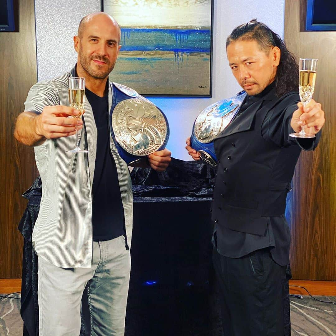 中邑真輔さんのインスタグラム写真 - (中邑真輔Instagram)「#smackdown tag team #champion s #champagne 🥂」9月5日 10時26分 - shinsukenakamura