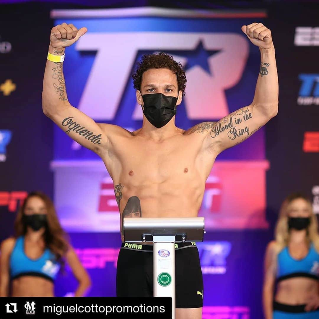 ミゲール・コットのインスタグラム：「#Repost @miguelcottopromotions ・・・ AHORA SI PARA JONATHAN OQUENDO  @spartacus317 y el campeón junior ligero de la @worldboxingorg Jamel Herring no confrontaron problemas con la báscula durante la tarde de hoy en la tradicional ceremonia de pesaje para su combate a 12 asaltos desde la burbuja en el MGM Grand de Las Vegas.   Oquendo pesó 129.6 libras mientras que el norteamericano Jamel Herring barco 129.5 libras.   @realmiguelacotto @goldenboy #MCP #H2   📸Credito de Fotos: Mikey Williams / Top Rank」