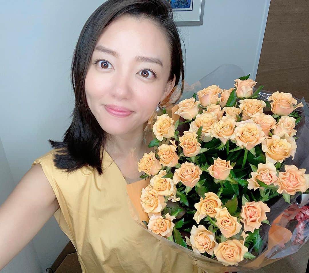 阿部優貴子のインスタグラム：「昨日30歳の誕生日を迎えました！🌻  年齢なんてただの数字だ！と思いつつやっぱり節目だし、身の引き締まる思いで、ちょっとドキドキします。  20代、やりたいことに全て手を出してあれやこれや悩んだおかげで、少しずつですが、 自分自身で何をしていると楽しいと感じるのか よく理解することができるようになってきました。🌱  30代は、自分の心に素直に、 物質的な豊かさ以上に 心理的豊かさを追求していきたいです☺️🌟  youtubeチャンネル登録してくださった方、嬉しいです❣️ ありがとうございます。 これからコンテンツ案をたくさん練っていこうと思うので、企画案、こんなのやってほしい！とかみなさんからのアイディアもぜひご共有くださーい🥺🙏🙏  #30歳　 #30本のバラ #今年はオレンジ🍊 #youtube用のスタンドライトがあるので #お家でも明るく自撮りが撮れるようになったよ🙈 #目の中に○」