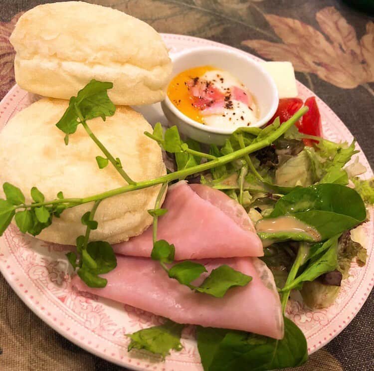 のインスタグラム：「. . たまには早起きして朝ごはん🍽 . . #kolme #breakfast #morning #cafe  #food #plate #yummy #goodday #早起き #朝ごはん #幸せ #良い日」