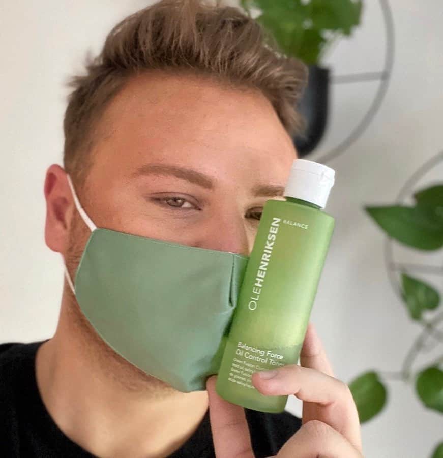 のインスタグラム：「Friendly reminder for the weekend to wear your mask 😷 Suffering from blemishes from wearing your mask? Head to our stories for #ProTips from @ginomafia_ on how to get that #OleGlow from our Balance line 💚」