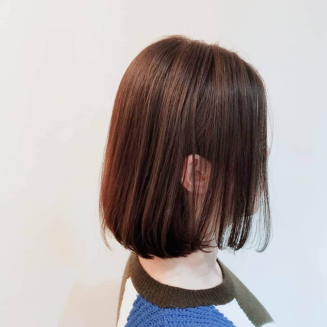 IMAGINE-hairのインスタグラム：「【お客様スタイル】 ボブシリーズ✨ . セルフスタイリングがめちゃくちゃ楽なストカールボブ✨✨ . ストカール=ストレート&デジタルパーマ🌟 . スタイリングは乾かすだけ👍👍 でも、寝癖は直してね笑 . ちなみになんですけど、寝癖は毛先に癖がつくんじゃなくて、根元に癖がついてるから、直す時はハネてる毛束の根元(地肌)をしっかり濡らして乾かして下さいね✨✨すると簡単に直りますんで👍 寝癖=根癖って思ってて下さい！！ . ストカール+カット⇒¥24,200 . . 担当⇒梅田店秋山 @imagine_akiyama . . IMAGINEは、こんな方におすすめのヘアサロンです ❁トップをふんわりさせたい方 ❁つむじ割れが気になる方 ❁毎日のスタイリングを楽に決まるようにしたい方 ❁パサつき、ぺたんこ、うねり、頭皮トラブルなど大人女性のお悩みを持たれてる方 ❁小顔、小頭にしたい方 . . . IMAGINEでは、、、 ・髪の毛、頭皮の様々なお悩みを解消します。 ・パサつき、ぺたんこ、うねり、細毛、抜け毛など大人女性のお悩みもお任せ下さい。 ・日本で唯一のパーマでぺたんこ、つむじ割れを解消します。 ・毎日のスタイリングが楽になるように傷めずまとまり長持ちするヘアスタイルを提供します。 ・顔、頭の黄金比(美しく見えるバランス)をベースに小顔、小頭のヘアスタイルにします。 . . 【IMAGINE梅田店の料金】 ❁カット　¥6,600 ❁カット＋ファイバープレックスカラー　¥15,400 ❁カット＋ファイバープレックスカラー＋トリートメント　¥19,800 ❁根元ふんわりパーマ＋カット　¥14,300 ❁つむじ割れ解消ポイントパーマ＋カット　¥11,000 ❁酸性ナチュラルストレート＋カット　¥17,600 . . 【アクセス】大阪市北区茶屋町1-52コモド梅田ビル2F  各線梅田駅JR大阪駅から新御堂筋へ(東へ)向かって徒歩5～15分。 新御堂筋沿いのCOMODO梅田ビルの2Fです。目印はすき家の上です。 . . 詳しくはホームページをご覧ください www.imagine-hair.com . . 【定休日】毎週月曜日、第2,3,5火曜日 . 【受付時間】 　【火】12：30～18：00 　【水−土】10：00～18：30 　【日・祝】10：00～17：30 . . ご予約や気になる方、メニューなどのご相談は お電話（06-6292-8008）からお気軽にご連絡下さい❁¨̮  . . #ショート#ショートスタイル#ボブ#ボブスタイル#パーマ#ストカール#デジタルパーマ#でじパ#ストレートパーマ#メンズパーマ#ふんわり#艶#30代ヘアスタイル#40代ヘアスタイル#50代ヘアスタイル#小顔#小頭#トップふんわり#ヘッドスパ#梅田美容室#大阪美容室#大阪美容院#梅田美容院#大阪茶屋町#大阪工業大学#関西大学#だかパ#梅田#茶屋町」