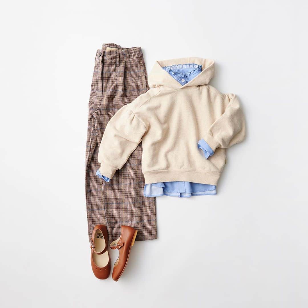 のインスタグラム：「2020AW BELLEROSE …この秋トレンドのパーカーにさりげなく、シャツのレース襟をのぞかせて！袖、背中のたっぷりギャザーで、このパーカーはバックスタイルがとってもかわいいですよ！ ． . よろしければご購入されたお客さまは #lilietnene のタグづけをして投稿してくださいね。 @lilietnene プロフィールリンクよりリリエネネWEBサイト 今のパリの暮らしや情報を発信する　@lilietnene_paris もぜひ、ご覧ください。 . . . #bellrose#ベルローズ#babyfashion#kidsfashion#パーカー#チェックパンツ#2020AW#paris#出産祝い#お出かけ#セレクトショップ#lilietnene#リリエネネ#女の子のママ#gift#」