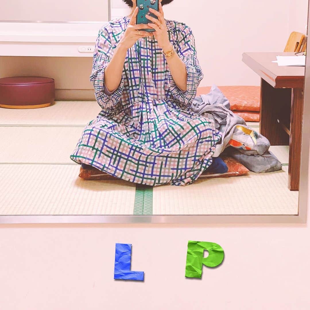 小桜エツ子さんのインスタグラム写真 - (小桜エツ子Instagram)「あぐらで失礼します。 久しぶりの楽屋写真。 最近の土スタは毎回楽屋が変わります。 本日広々〜。 瞑想できそう。 #ミナペルホネン」9月5日 10時37分 - kozaetu