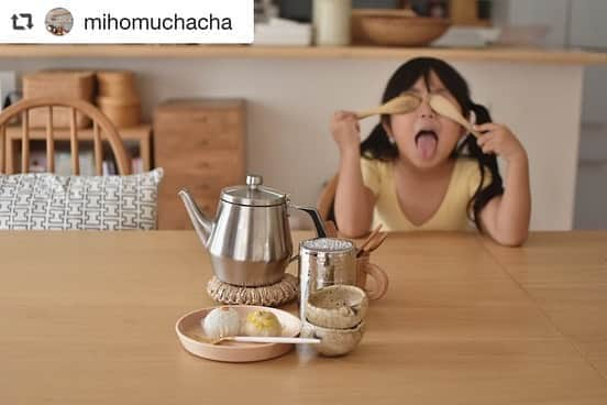 Otto Japan(オットージャパン) のインスタグラム：「@mihomuchacha さん ご紹介ありがとうございます！  #repost @mihomuchacha ・・・ #キツネイロ　さんで やっと買うことが出来た #森のおはぎ　 どら焼きも勿論ゲット☺︎ * 習いごと前 レオタード姿の娘 * 「ママ、ぴえんのかお」 * って、なんかちょっと違うような気が😂😂 * おはぎが乗っているお皿は アンバサダーをさせて頂いているOtto Japan ( @my.motto.jp ) さんで購入出来ます。 * 公式HP 👇 https://store.otto.jp * 商品名: ＜taffeta＞天然木の深皿角/ハードメープル(16cm)」