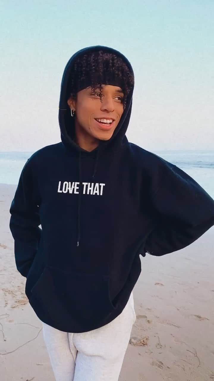 Bryant Eslavaのインスタグラム：「/ TEACHING @larray SPANISH ✨ • who should i teach next?🦋」