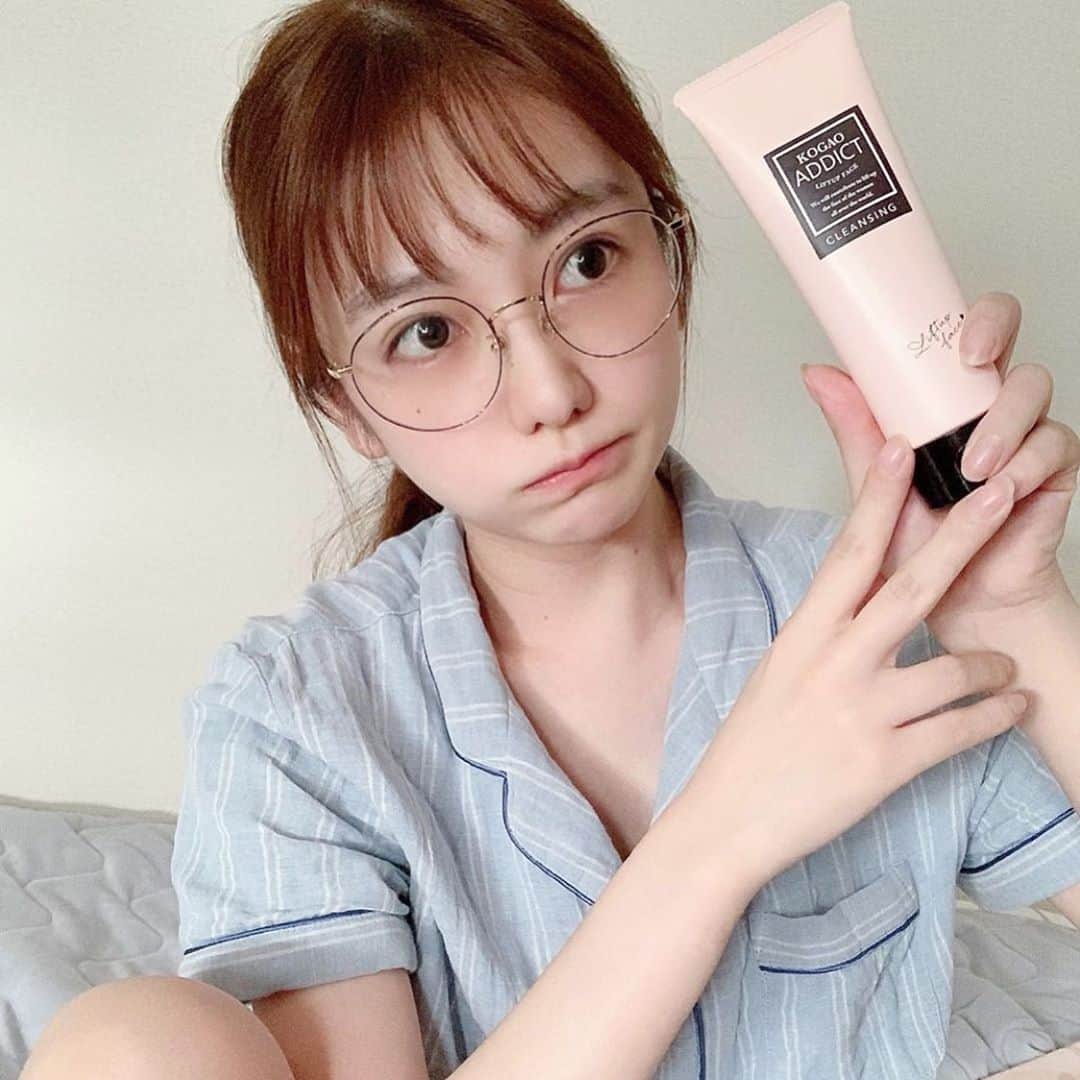 小顔.小顔矯正.Speed小顔公式アカウントのインスタグラム：「ご愛用ありがとうございます🥺❤️ パッケージのデザインも女性らしい優しいピンクにこだわっていて、ご好評で嬉しいです😌  #Repost @rypy825 with @make_repost ・・・ ※すっぴん治安悪いから引きです﻿ ﻿ @speedkogao のコガオアディクトクレンジングも使いはじめた！﻿ ピンクで可愛いから洗面所に置いておくと自分の家なら女子力高く見えるし男の家に置けばマーキングになりそう🤜🏻🤛🏻（笑）﻿ ﻿ クレンジングで油分を落としてから泡洗顔とあわせて使うと家で小顔スペシャルケアができるらしい！﻿ ﻿ ﻿ @kogaoaddict のプロフィールにあるWEBサイトから購入できます。﻿ ﻿ ﻿ #PR﻿ #コガオアディクト #コガオアディクトウォッシング #コガオアディクトクレンジング #リッチ泡洗顔 #炭酸泡洗顔 #もっちり泡 #スペシャルケア #むくみケア #クリア肌 #美肌オタク #美容オタク #スキンケア #おこもり美容 #小顔 ﻿ #小顔ケア #小顔美人 #スピード小顔」