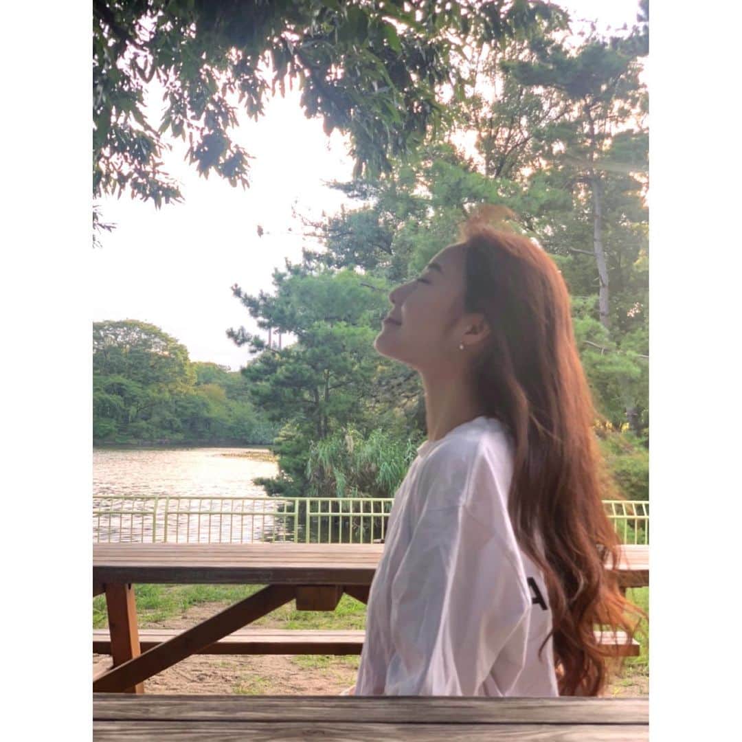 赤嶺紗羅のインスタグラム：「風がすっごく気持ち良かった✨🌿 ， Every day is a new day. Just breathe in... ， ， ，  #diet #fitnessgirl #japanesegirl #balenciaga #fitnessgirl #japanese #japanesegirl #japan #asiangirls #長居植物園 #公園 #ウォーキング #ダイエット #ヨガ #美脚 #ヨガインストラクター #痩せる #ボディメイク #全米ヨガアライアンス #ファッション #バレンシアガ #スポーツウェア #160cm #ロングヘア #ビフォーアフター #自然」