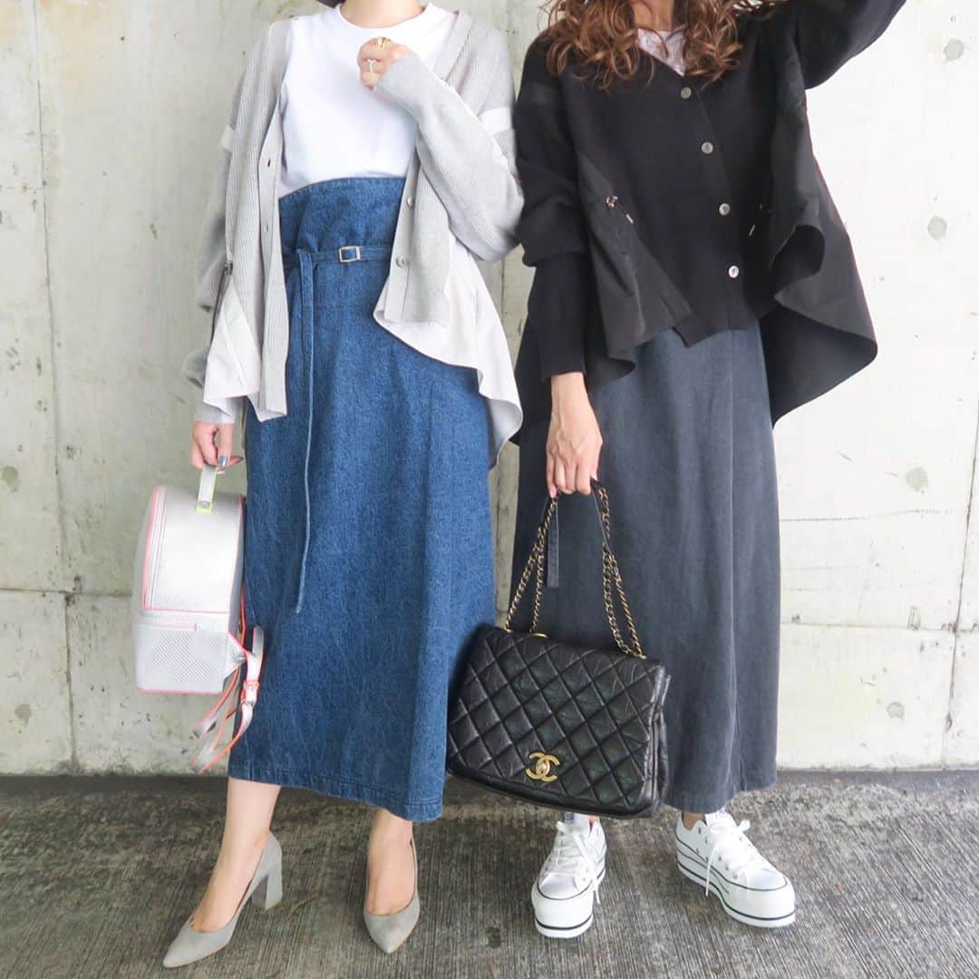 Mai Wakimizuのインスタグラム：「デニムスカート、ニットをアウトして着るのも可愛い♡デニムはオールシーズン履けるので、シーズンによって色んなコーディネートが楽しめます＼(^o^)／お揃いで着てる新作のカーディガンは来週から予約販売するもの。black.gray.white.khakiの4色。どのカラーも可愛くて決めきれないやつ♡アジャスターの調節でペプラムシルエットにも出来て、この秋絶対欲しい1枚♡ #wakkinstyle#ootd#coordinate#ママコーデ knit:#linkable @linkable_official(来週10日〜予約販売予定) tops:#uniqlo skirt:#linkable @linkable_official(予約販売中) bag:#chanel shoes:#converse  sunglasses:#lavid」