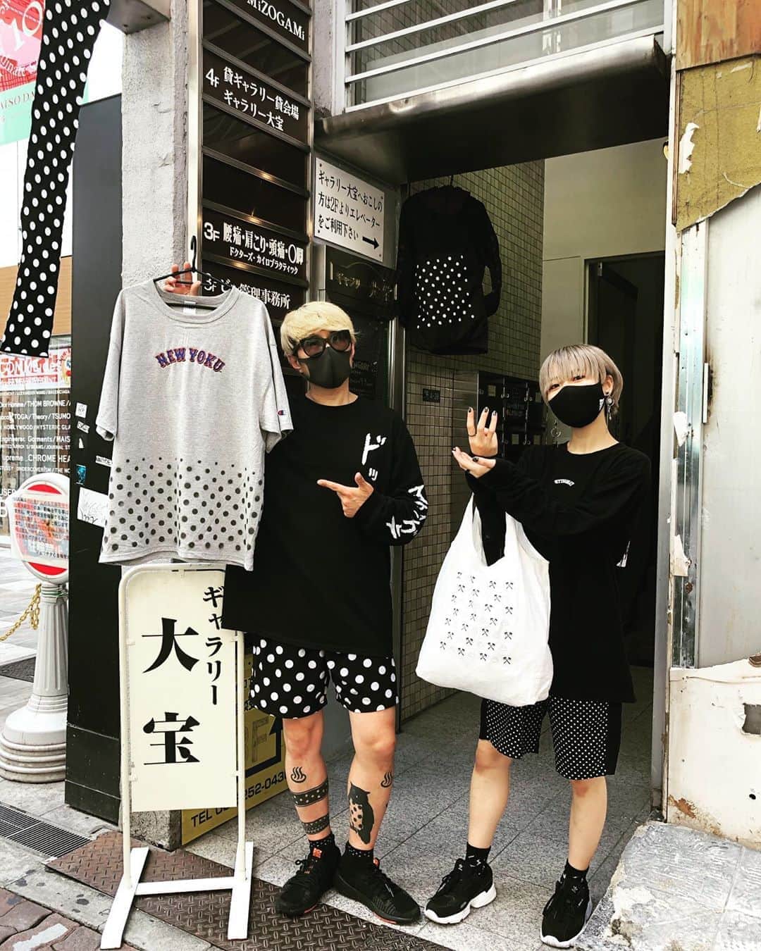 のインスタグラム：「【STINGRAY大阪3日目スタート！】19時までオープン！心斎橋ギャラリー大宝(中央区心斎橋筋1-4ー28ー4F)にてコロナ感染防止対策して10周年期間限定ショップスタート！新メンバーのAyanaちゃんとの2人店長イベントは12ー17時！マスクして買い物がてら気を付けつつ是非！ #stingray  #大阪　#水玉　#ayana」