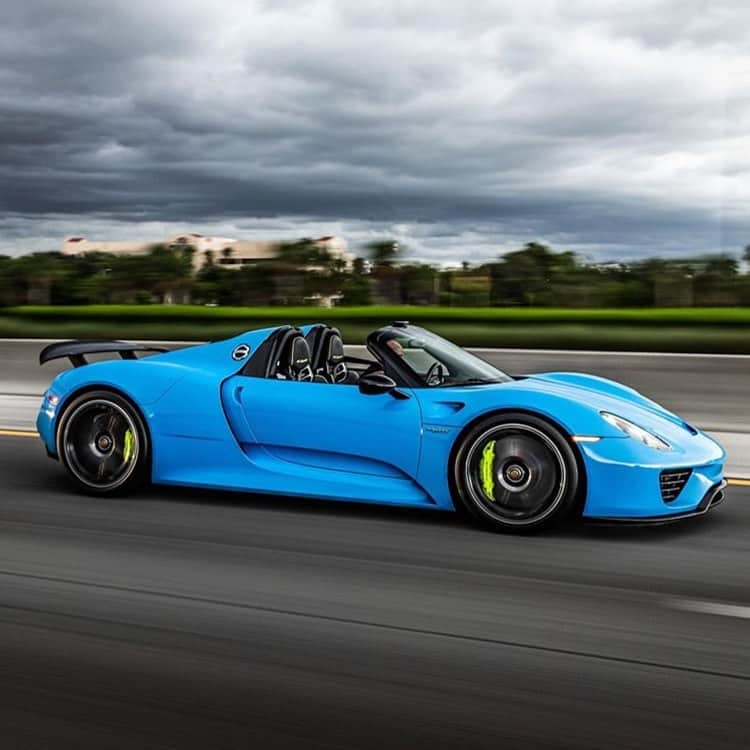 Amazing Carsのインスタグラム：「918 on the move!   Photo via: @kfletchphotography   Second page: @M85Media  Other page: @StancedAutohaus  #Porsche #918 #Spyder #AmazingCars247」