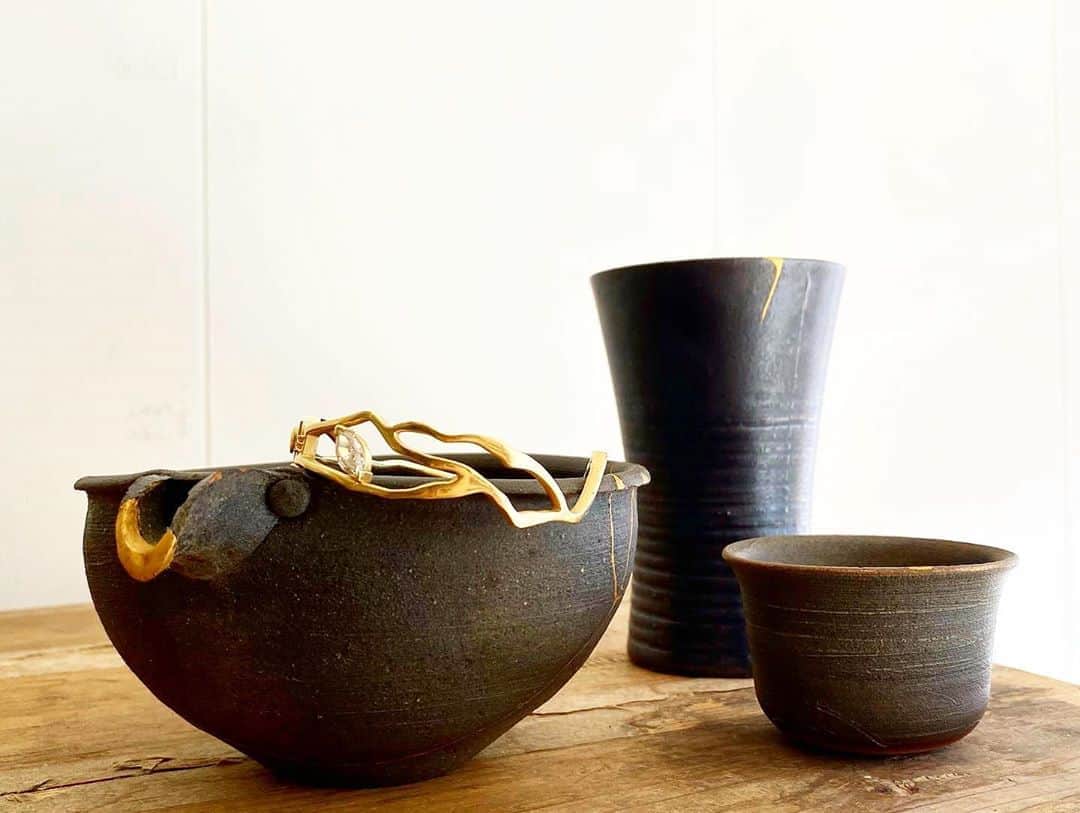 稲木ジョージのインスタグラム：「#Kintsugi is the art of repairing ceramics by holding broken shards together with lacquer sprinkled with gold. Your body becomes an integral part of the piece, which makes it very personal. As if, symbolically, the pieces to be glued were those of the wearer of the ring, someone who had gone through hardships and trauma, before repairing them and showing them off proudly. #KintsugiMe  #金継ぎ が最近メディアに取り上げられることが増えたらしく、嬉しく思います。形あるものは壊れてしまう。だからそんなときは、金で継ぐことによってまったく新しいオブジェクトになる。人間の心は目で見えない。傷ついても人にはわからない。たくさんの試練を乗り越えたからこそ、いまの自分があるわけであって、誇りに思ってほしい。そんなジュエリーを @milamorejewelry で作りました。公式ウェブサイトまたは大阪阪急うめだ1階にて、9/8までポップアップをやっているので、覗いてみてください☺️ 自分を偽りなく、自分を認め、自分を愛しましょ☺️」