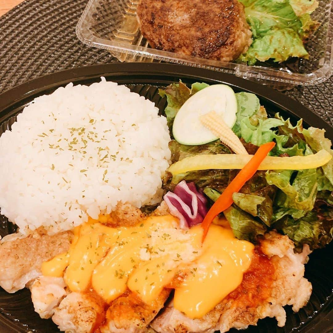 葉月里緒奈さんのインスタグラム写真 - (葉月里緒奈Instagram)「お弁当、お弁当、嬉しいな。 #おうちごはん#夕ごはん#お弁当#とろけるハンバーグ福よし #黒毛和牛ハンバーグ専門店 #福よし#ミラノ風チキンソテー#ハンバーグ#とろけるハンバーグと熟成ハラミステーキのコンボ #rionahazuki」9月5日 10時56分 - riona_hazuki